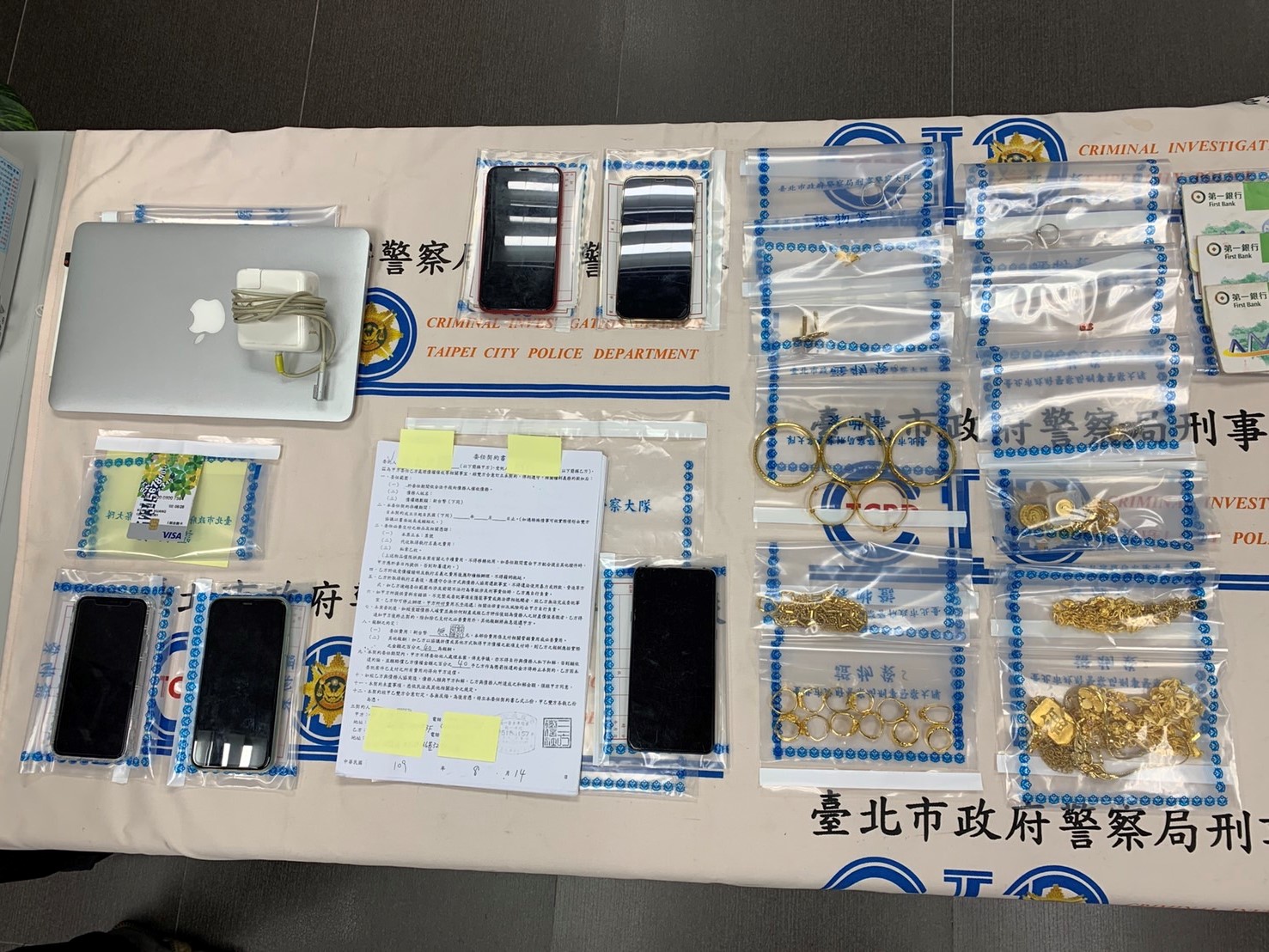 警方查扣贓物。（翻攝畫面）