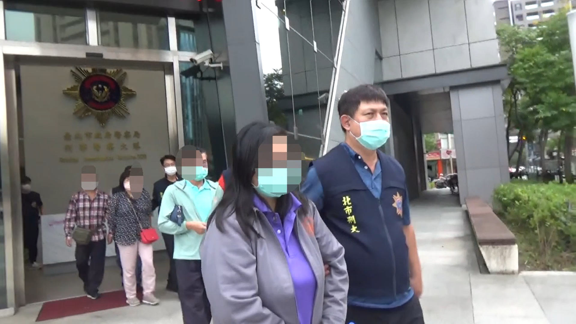 警方移送陳女等人。(翻攝畫面)