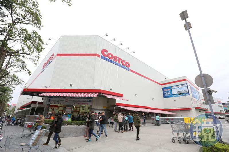 美式知名賣場好市多（Costco）開放顧客開電動代步車進入賣場，不少網友認為是友善商店。（本刊資料照）