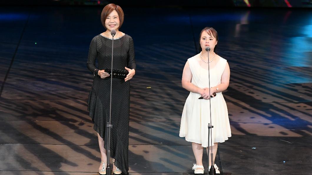 于美人（左）與街頭藝人周以嘉（右）搭檔頒發廣播金鐘「社會關懷節目獎」。（圖／三立提供）