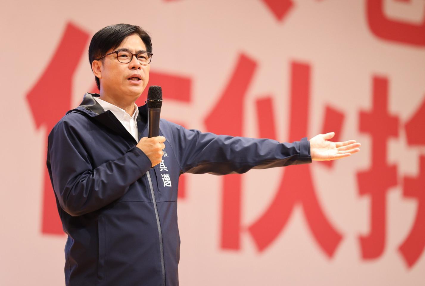 距離大選僅剩一個多月,高雄市長陳其邁拚連任也要顧市政,光是本週末就得趕12個行程。(翻攝陳其邁臉書)