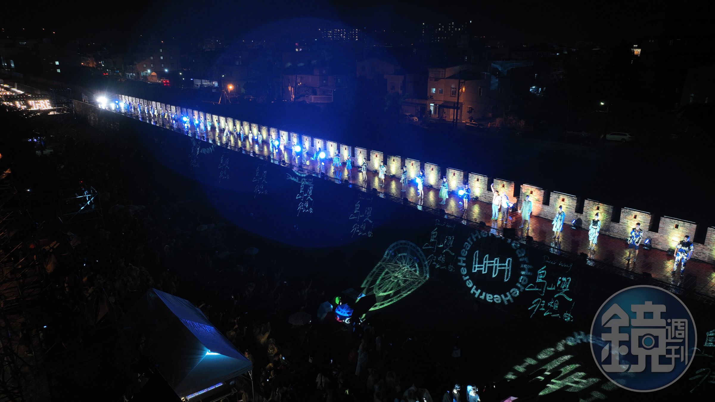 四十多位模特兒站上恆春古城，場面壯觀震撼，屏東縣長潘孟安也到場致意。（Daniel Wong提供）