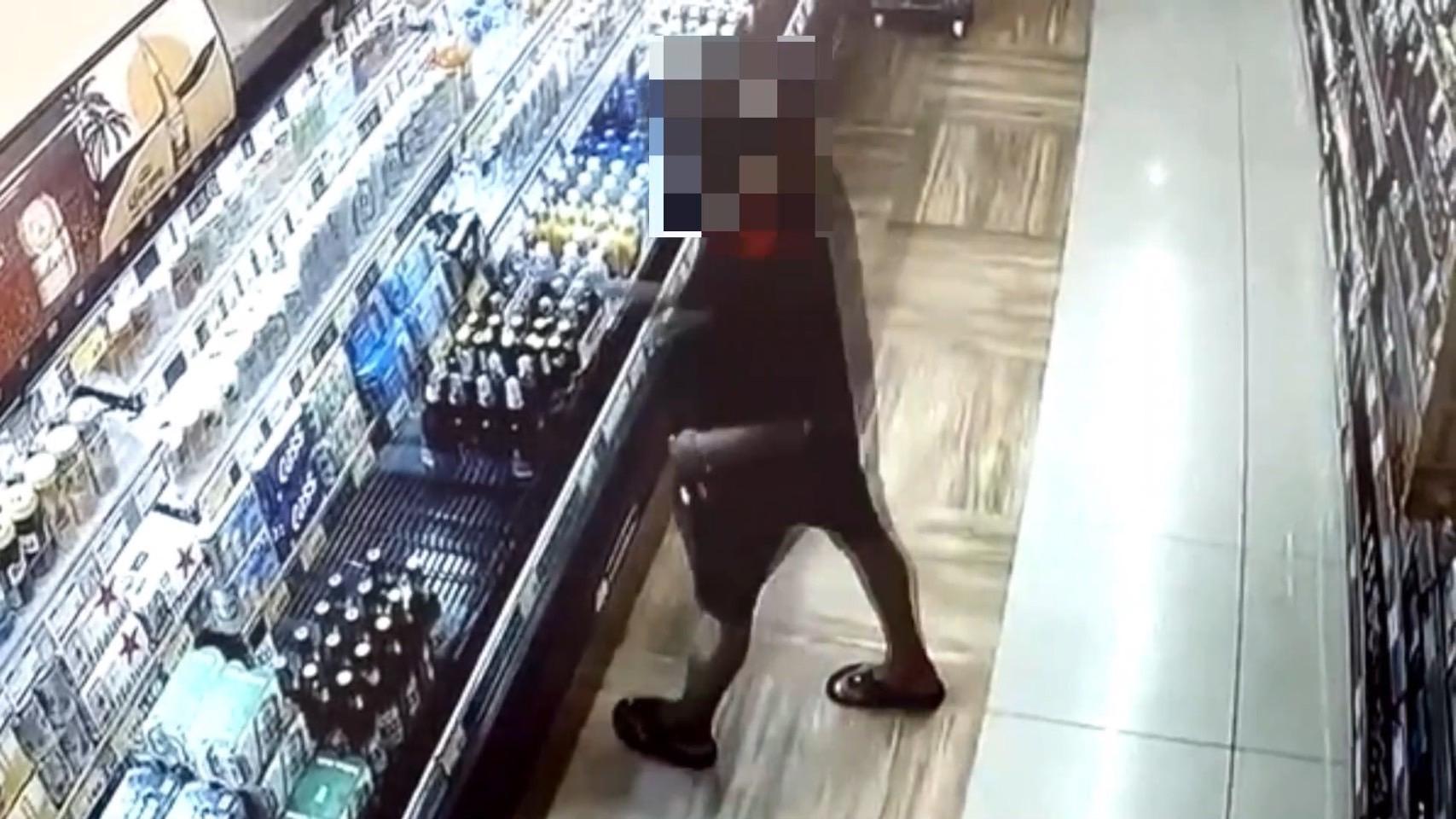 王男偷竊架上啤酒。(翻攝畫面)
