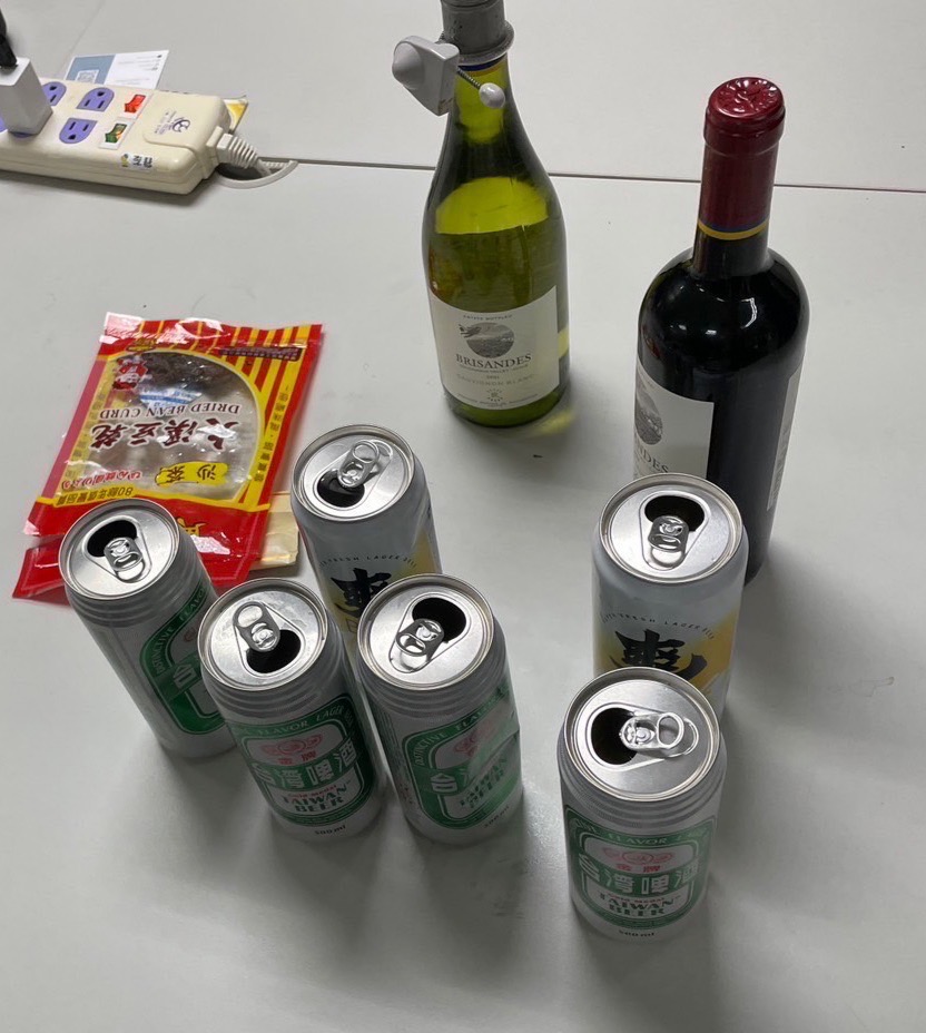 現場查扣被竊的啤酒、紅酒。(翻攝畫面)