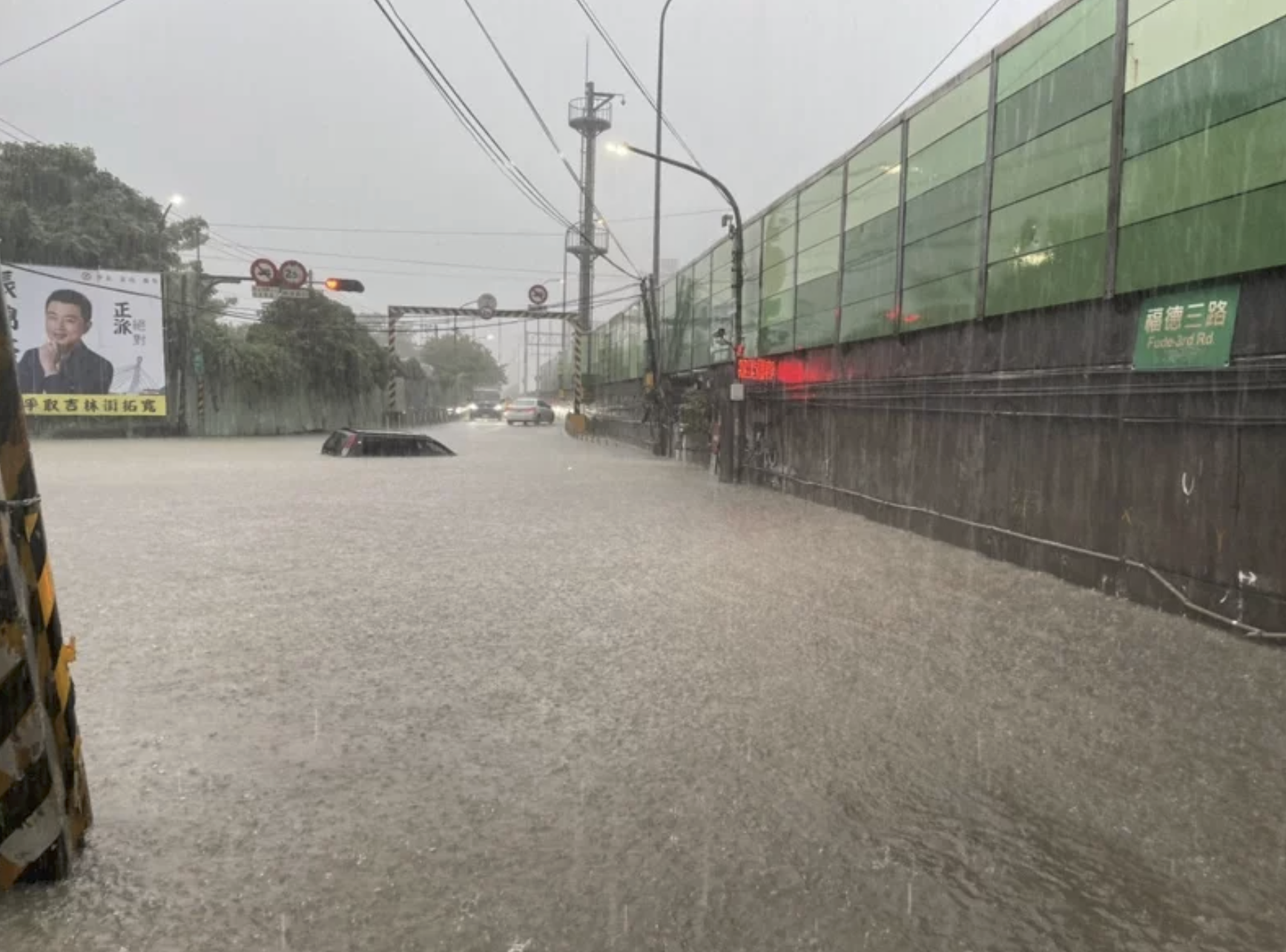 汐止淹大水,車輛險遭滅頂。(翻攝畫面)