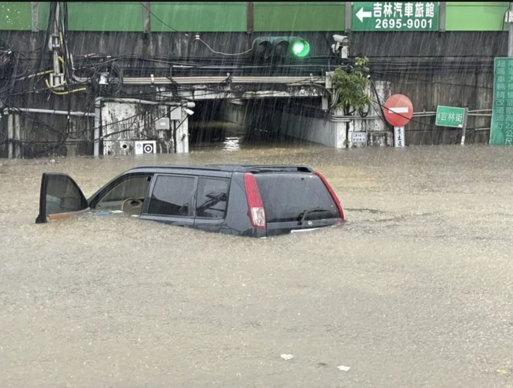 黑色休旅車險遭滅頂。(翻攝畫面)