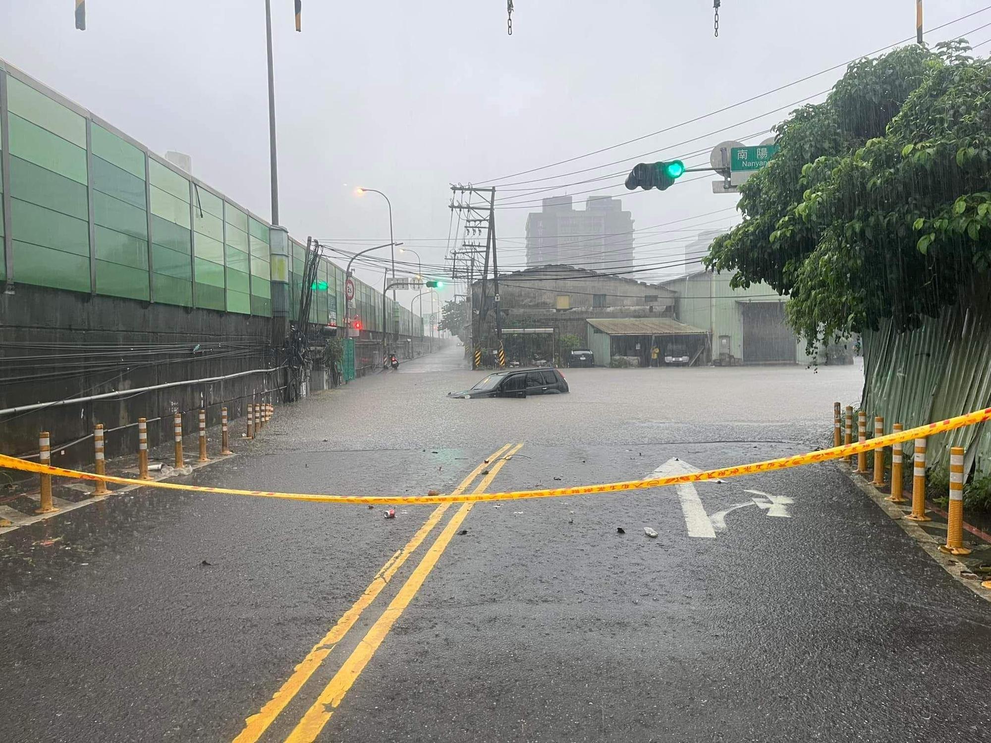 汐止淹大水,一台休旅險遭滅頂。(翻攝汐止集團)