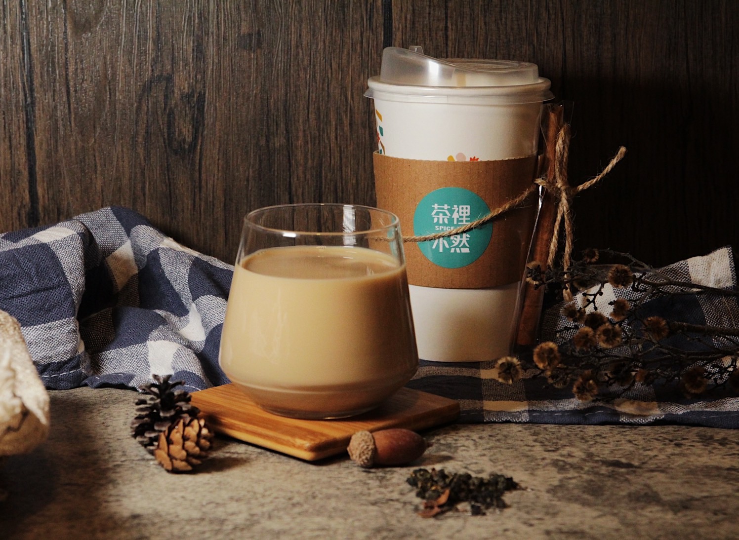 秋意正濃，新開幕飲料店「茶裡不然」推出暖意十足的現做鍋煮奶茶。（95元／杯）