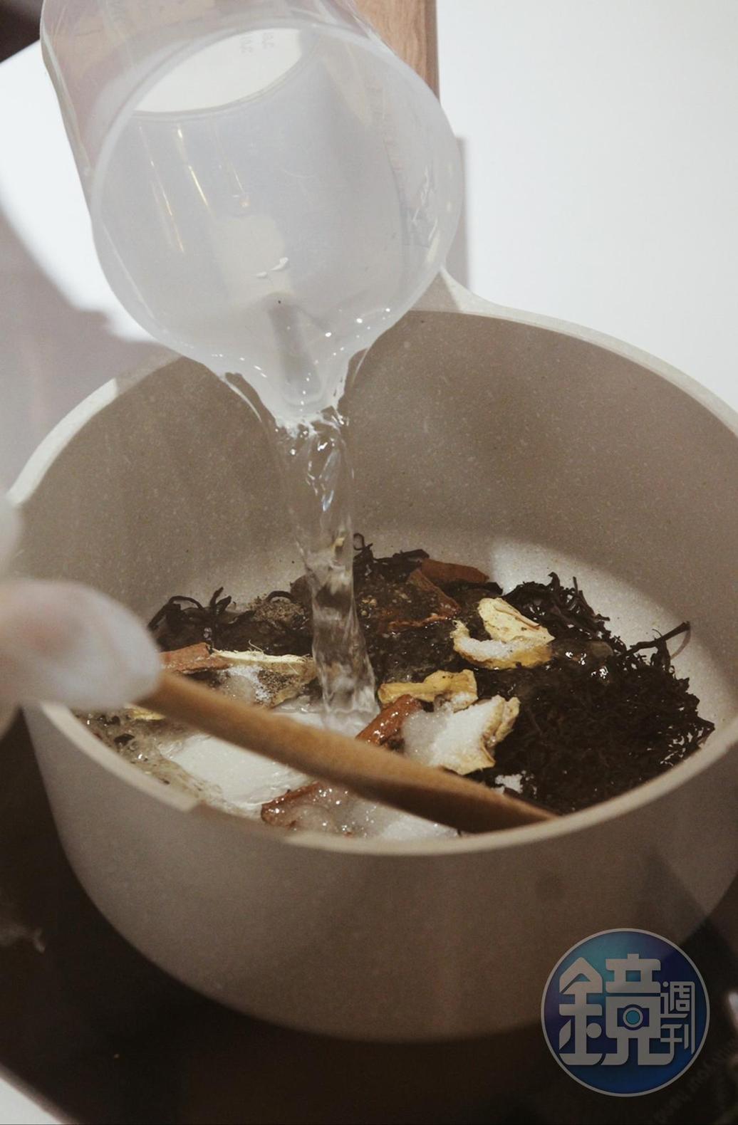 鍋煮奶茶的烹煮步驟、過程都能看見。