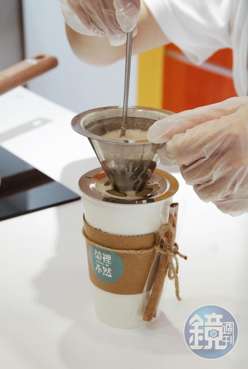 手搖飲也不一定都是「大鍋煮」！「茶裡不然」的鍋煮奶茶就走單杯製作的精緻路線。