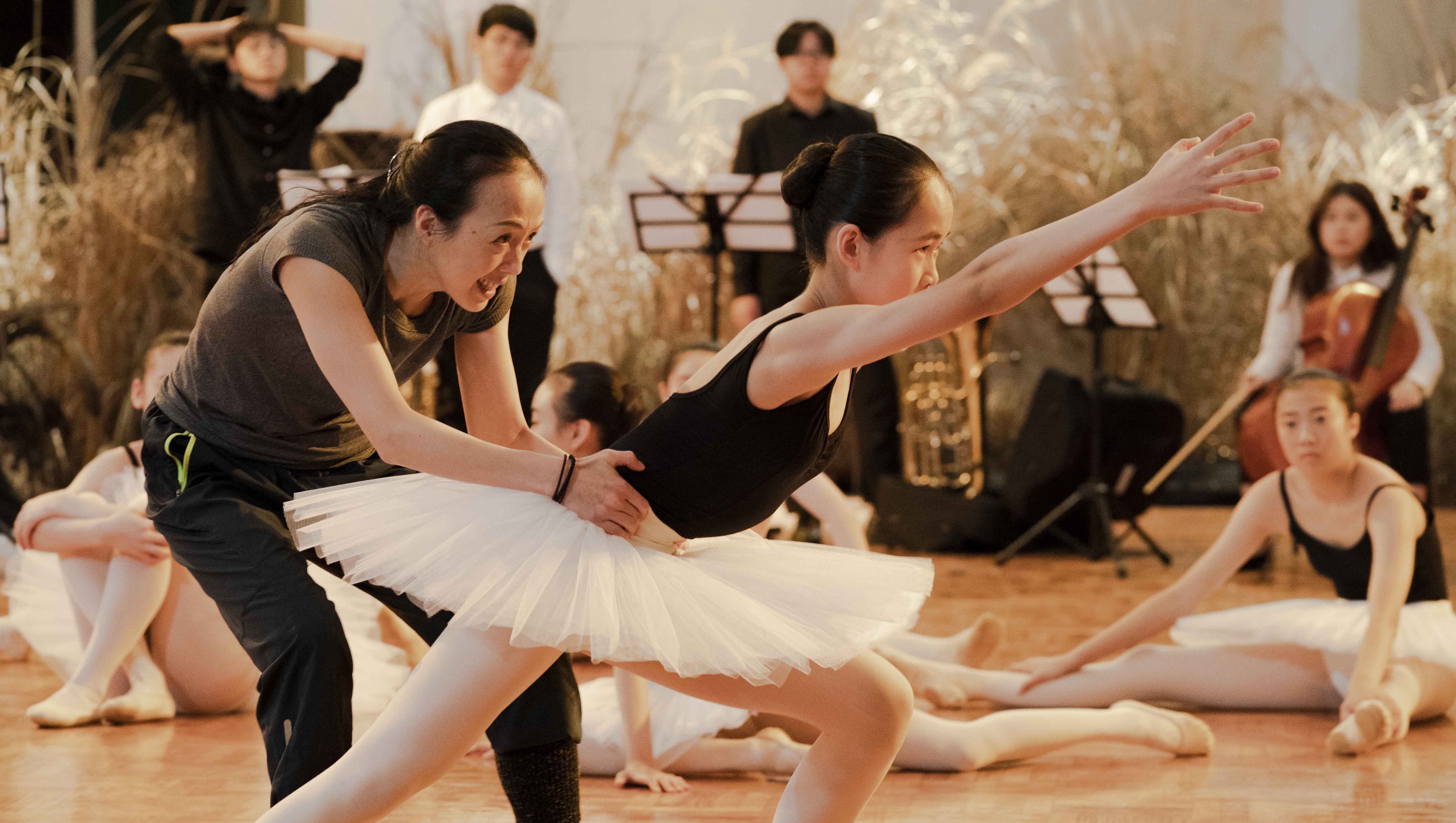 許芳宜（左）幼年被歌仔戲啟蒙，爾後開始學習舞蹈，如今已是知名的國際舞蹈家。（三乘影像事務所）