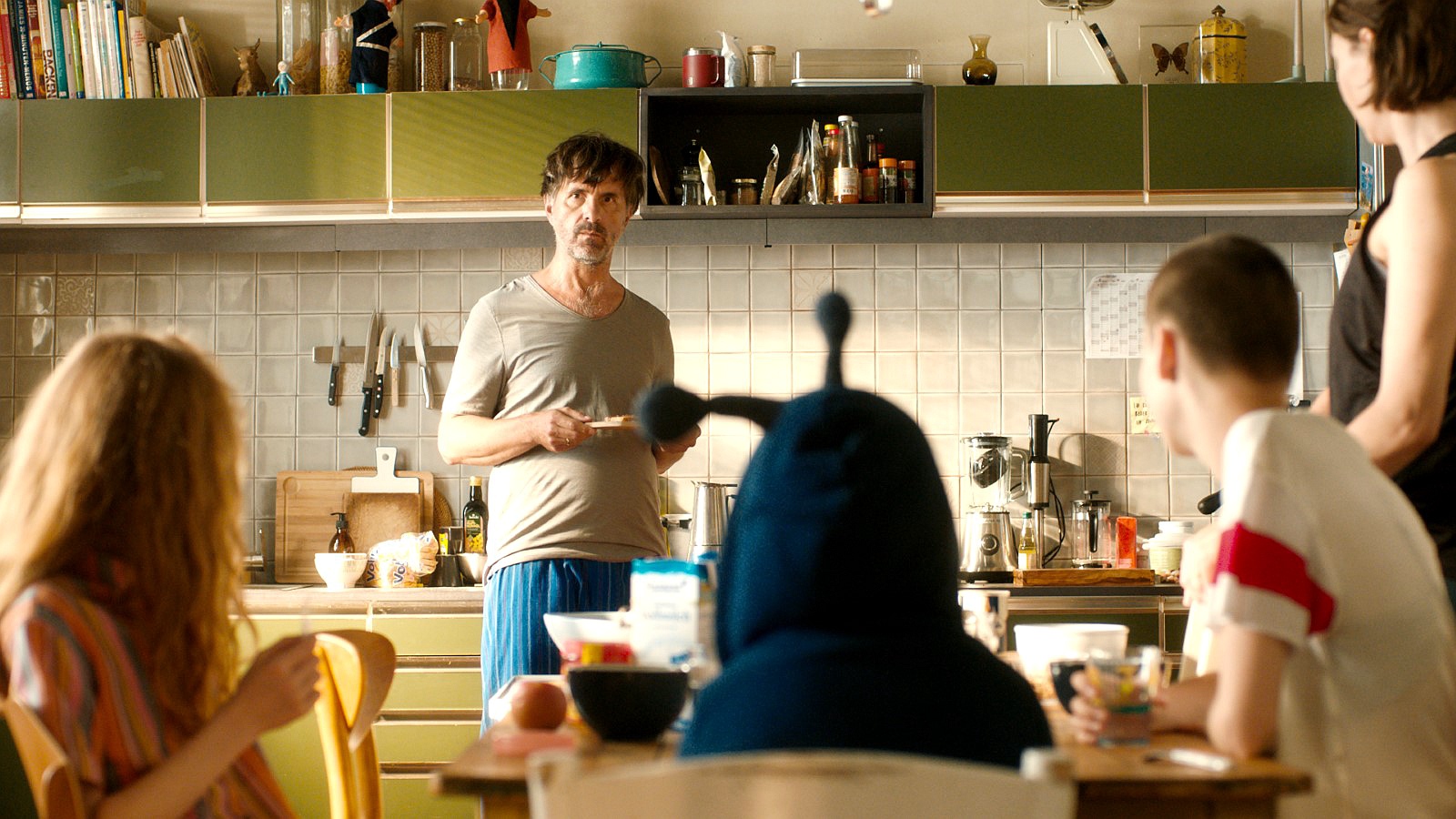 1 德國喜劇影帝克里斯多福赫斯特在《趴兔青春期》中年荷爾蒙作怪，將鋼珠塞入「菊花」訓練括約肌，行跡怪異被子女質疑。（海鵬）