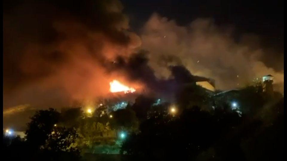 近日傳出伊朗關押政治犯的伊文監獄爆發火災,造成至少4名囚犯喪生、61人受傷。(翻攝1500tasvir推特)