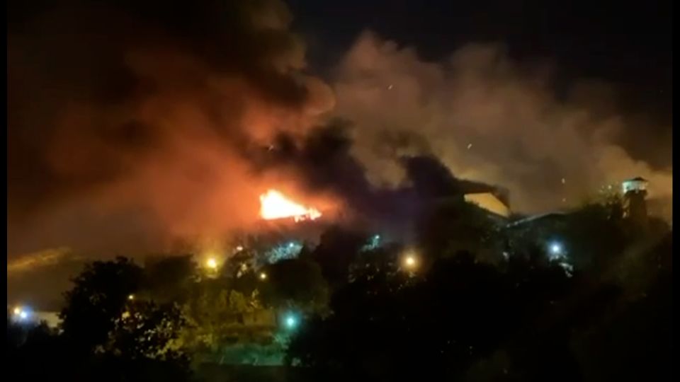 近日傳出伊朗關押政治犯的伊文監獄爆發火災，造成至少4名囚犯喪生、61人受傷。（翻攝1500tasvir推特）