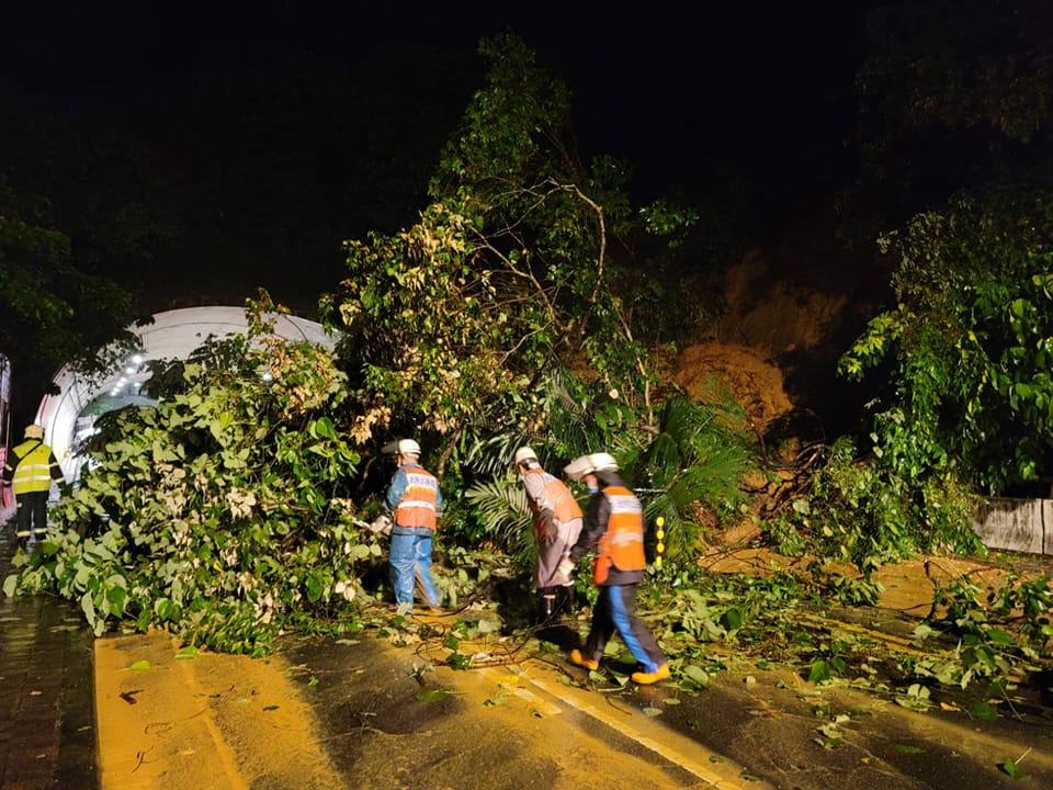 近日北部降下驚人雨量，台北市康湖隧道昨天下午發生坍方。（翻攝自游淑慧臉書）