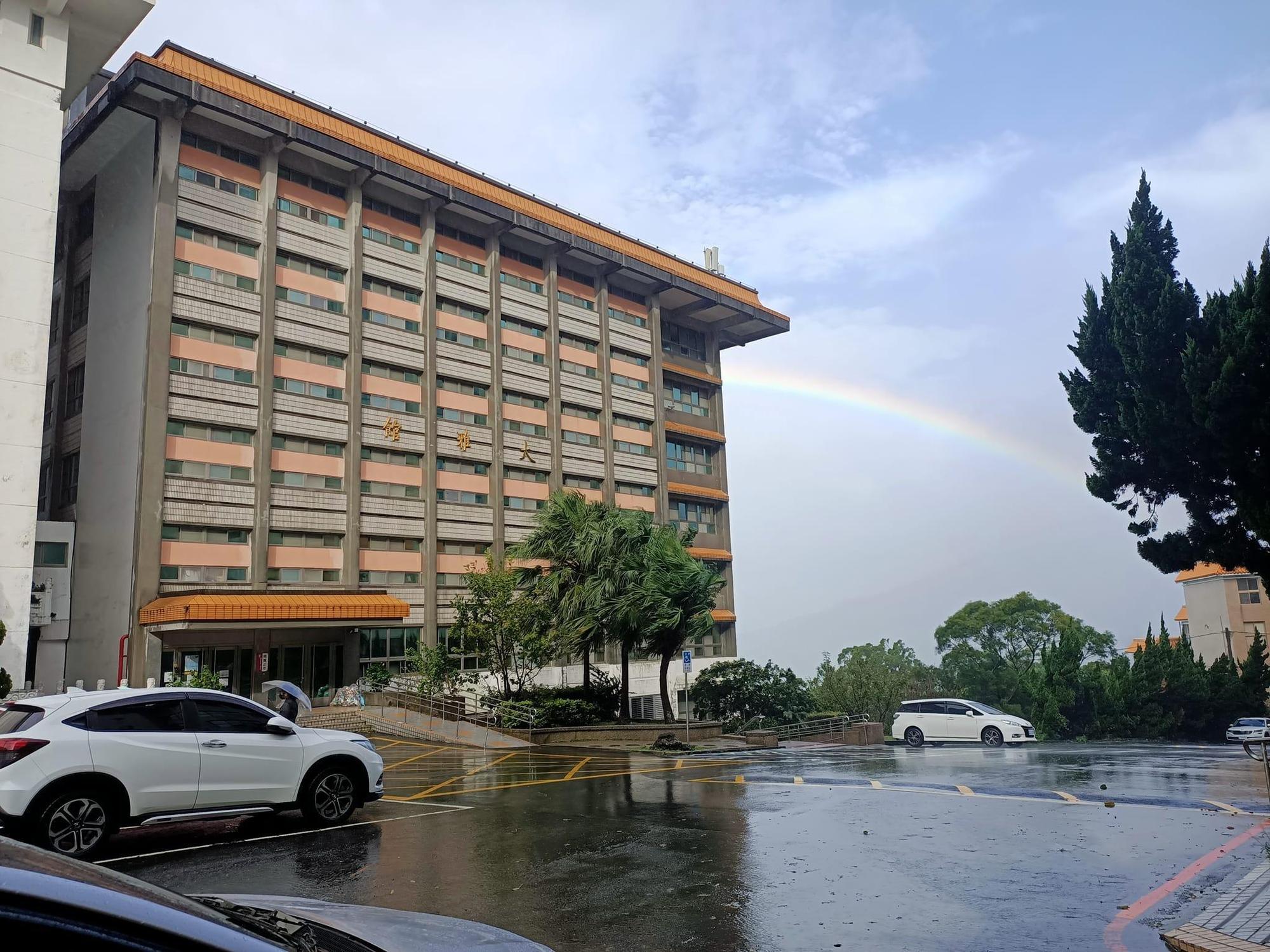 陽明山因大雨傳出土石流災情，中國文化大學昨晚宣布今照常上班上課，遭學生罵翻。（翻攝文化大學臉書）