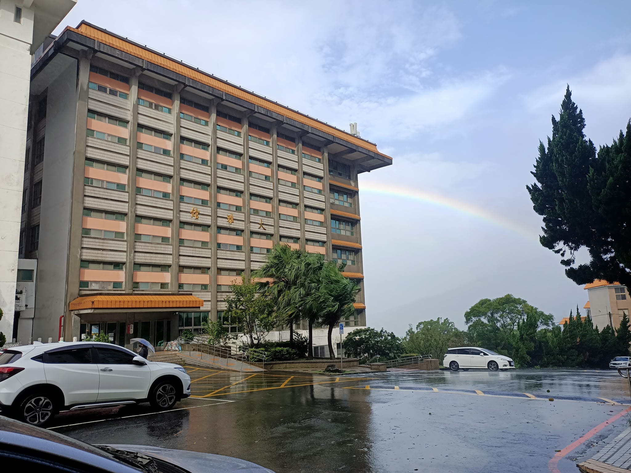 陽明山因大雨傳出土石流災情，中國文化大學昨晚宣布今照常上班上課，遭學生罵翻。（翻攝文化大學臉書）