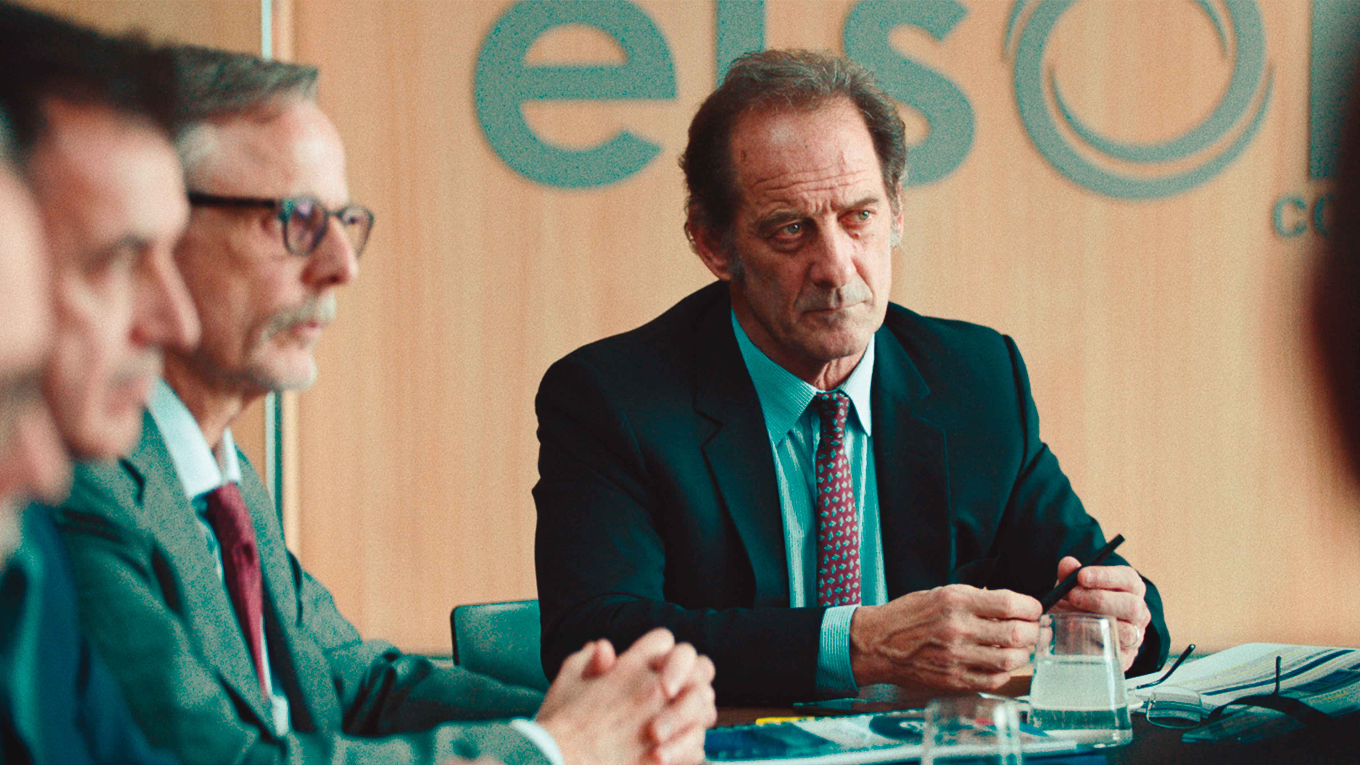 大公司無情地要求中層主管交出裁員名單，他設法為下屬爭取，與公司抗爭。（佳映娛樂提供）