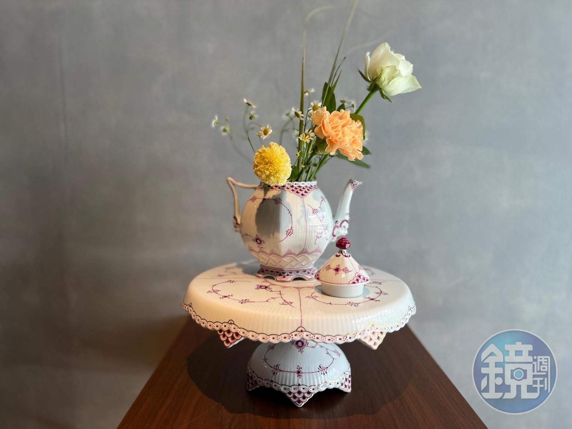 「皇家哥本哈根」歡慶丹麥女王登基50週年推出皇家紫紅花邊唐草24K金特別版系列。