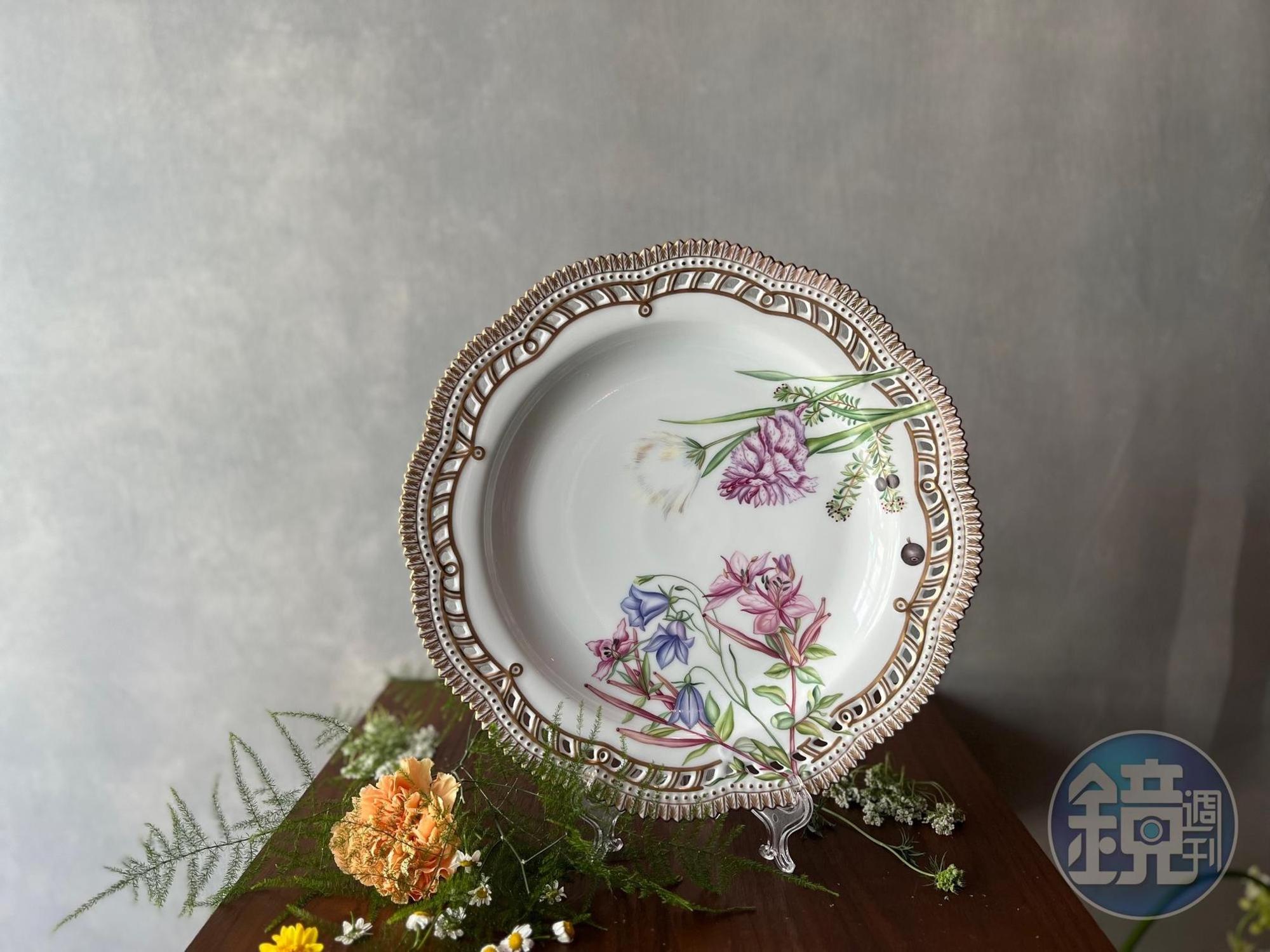 新推出「丹麥之花」29公分盤新品,其中一款為女王度假島嶼格陵蘭島和法羅群島上的原生植物,並呈現出野生植物的自然奔放感。