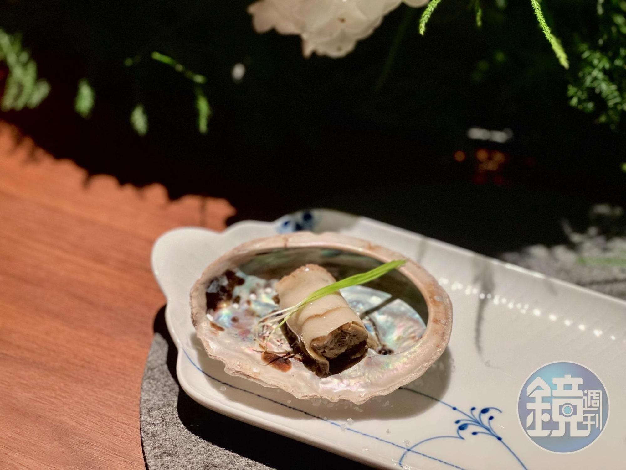 「棕櫚唐草系列」飾以局部的唐草圖案並以令人驚豔的新方式結合。