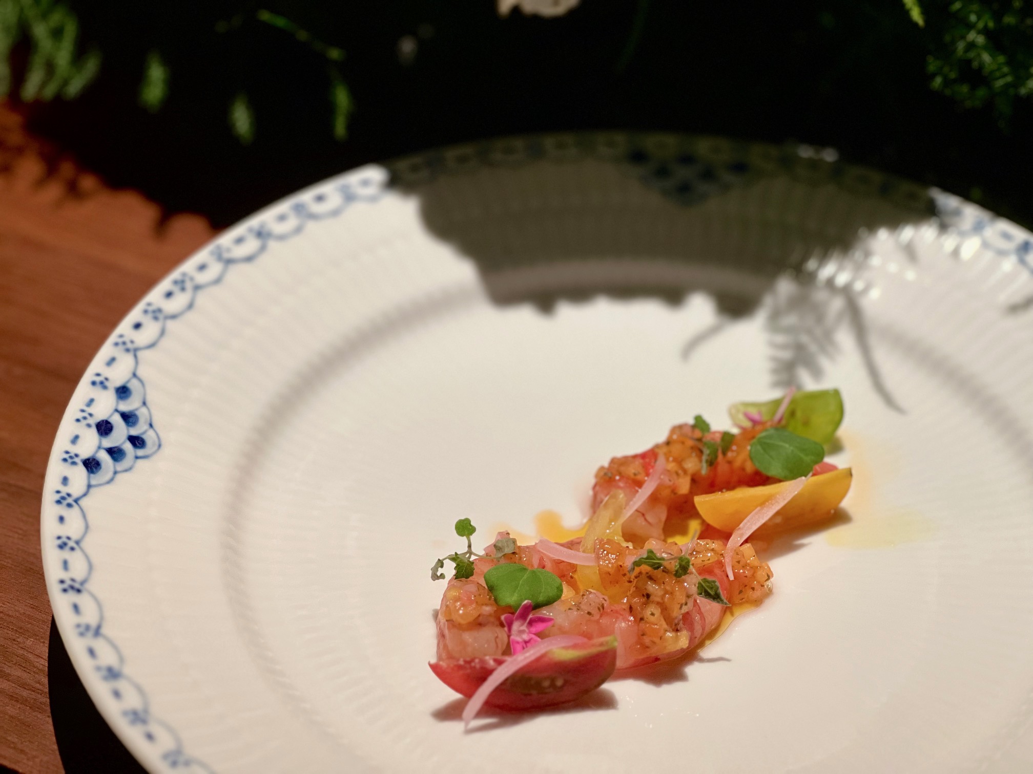 餐宴限定前菜搭配的「公主藍系列」原本設計為茶具組，於1978年首次製造為完整的晚宴餐具。手繪花邊強調半花邊唐草的外形。