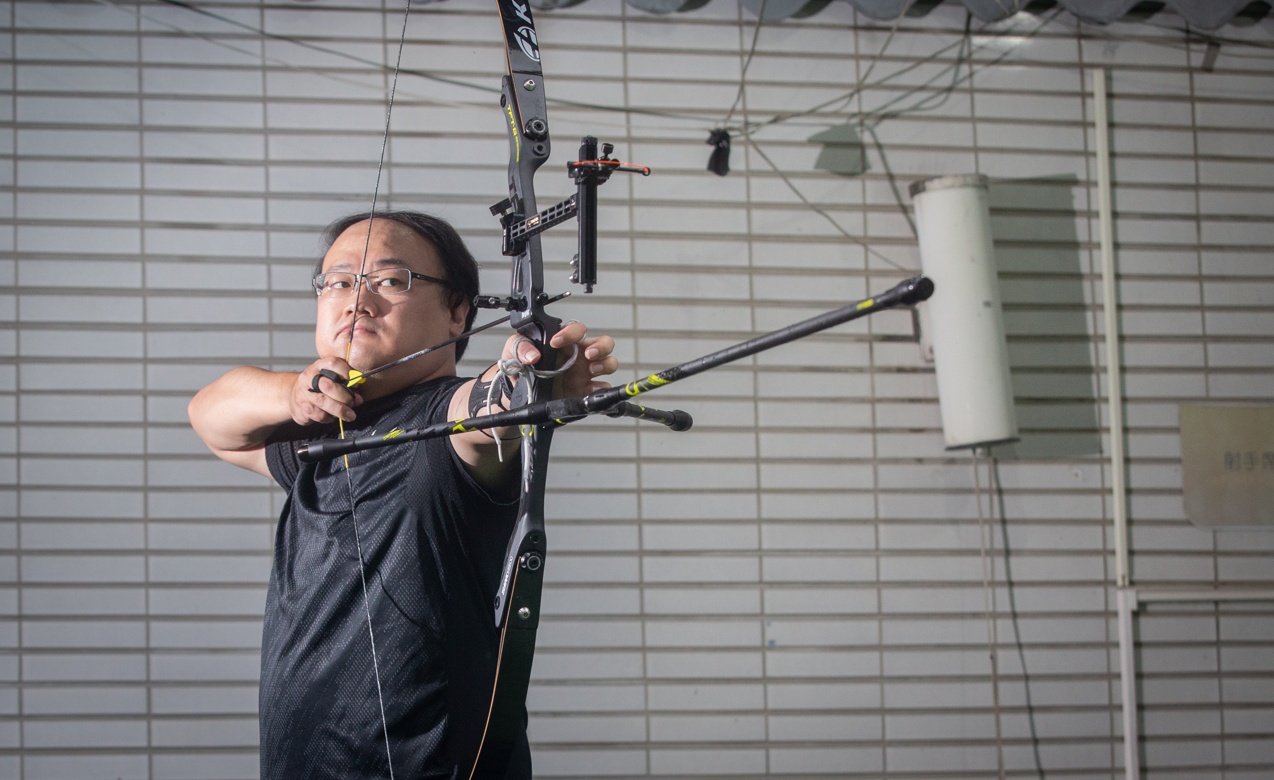 CWC平時熱愛射箭運動，沉著地持弓放箭，呼應投資上的穩健特色。
