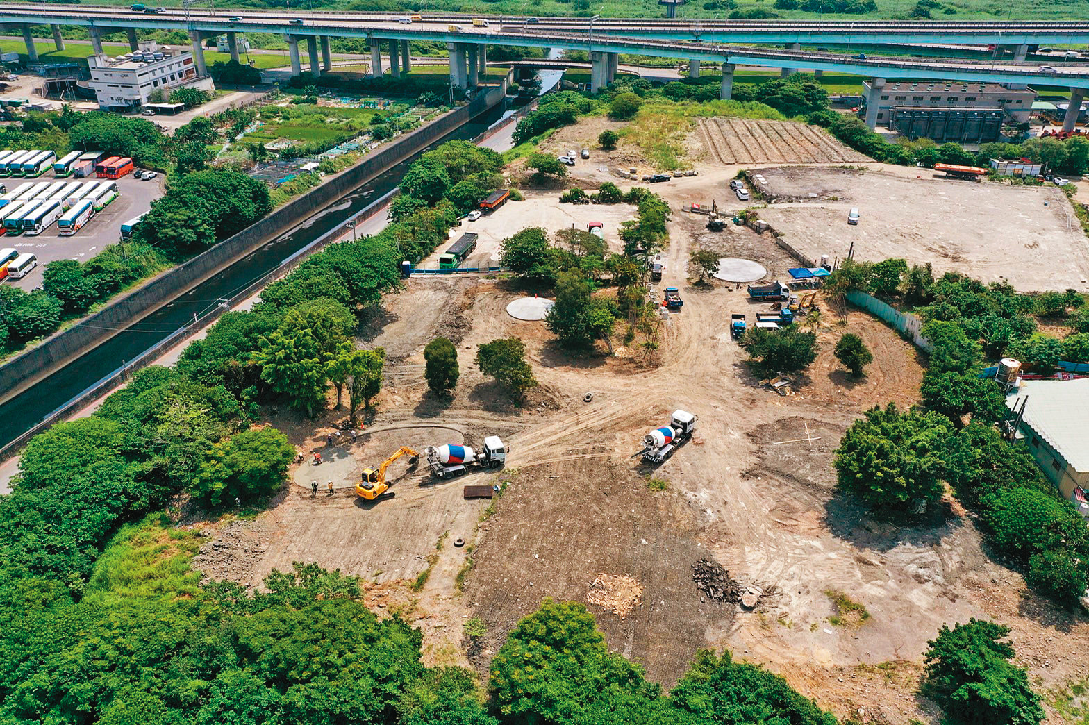 五股垃圾山（圖）長年髒亂，廢棄物違規棄置、違章工廠林立，侯友宜上任後設專案團隊，帶隊拆除違建。（新北市府提供）