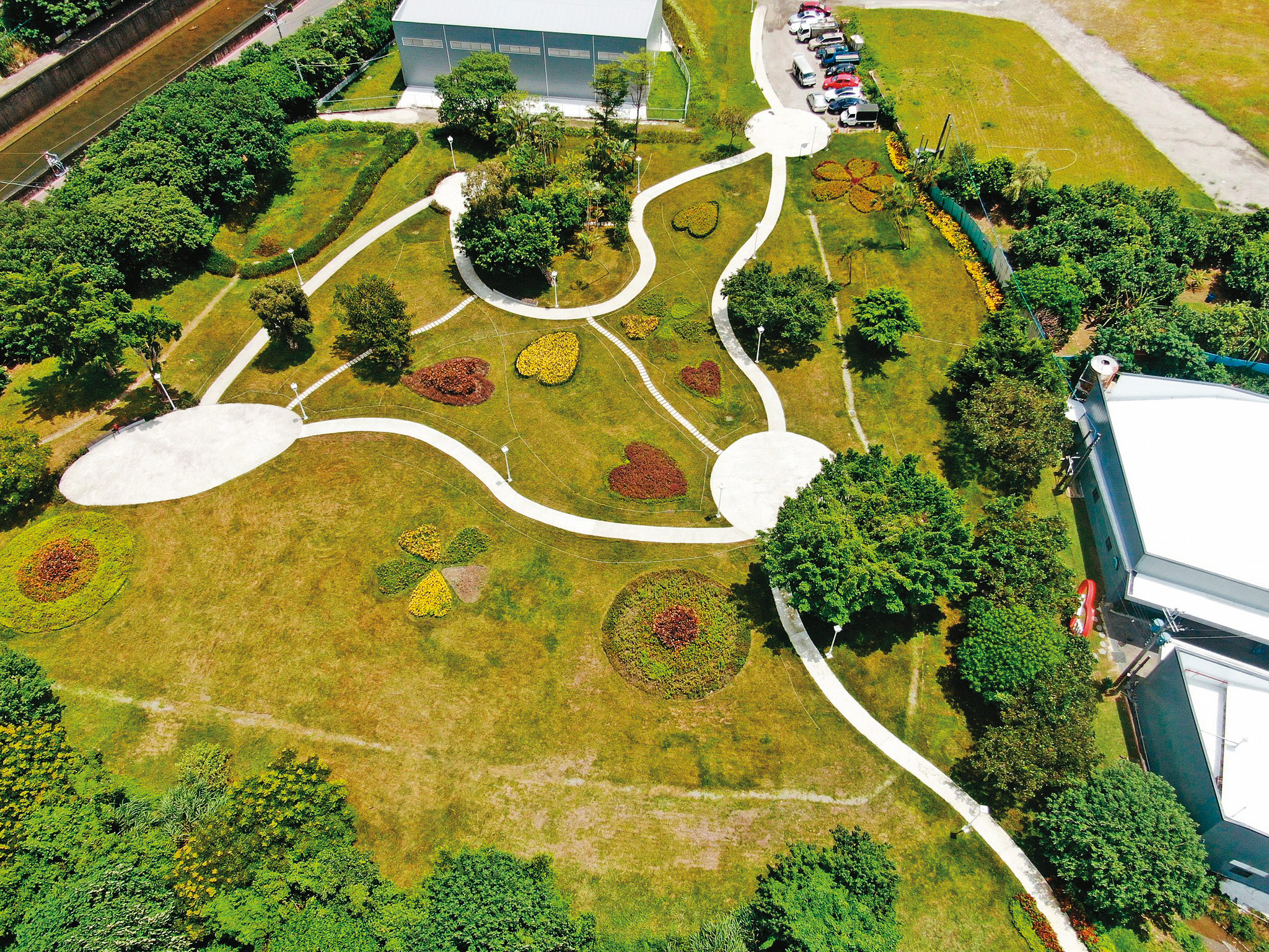侯友宜說，他僅花2年的時間就整治五股垃圾山，現在已變成為網美景點「夏綠蒂公園」（圖）。（翻攝侯友宜臉書）