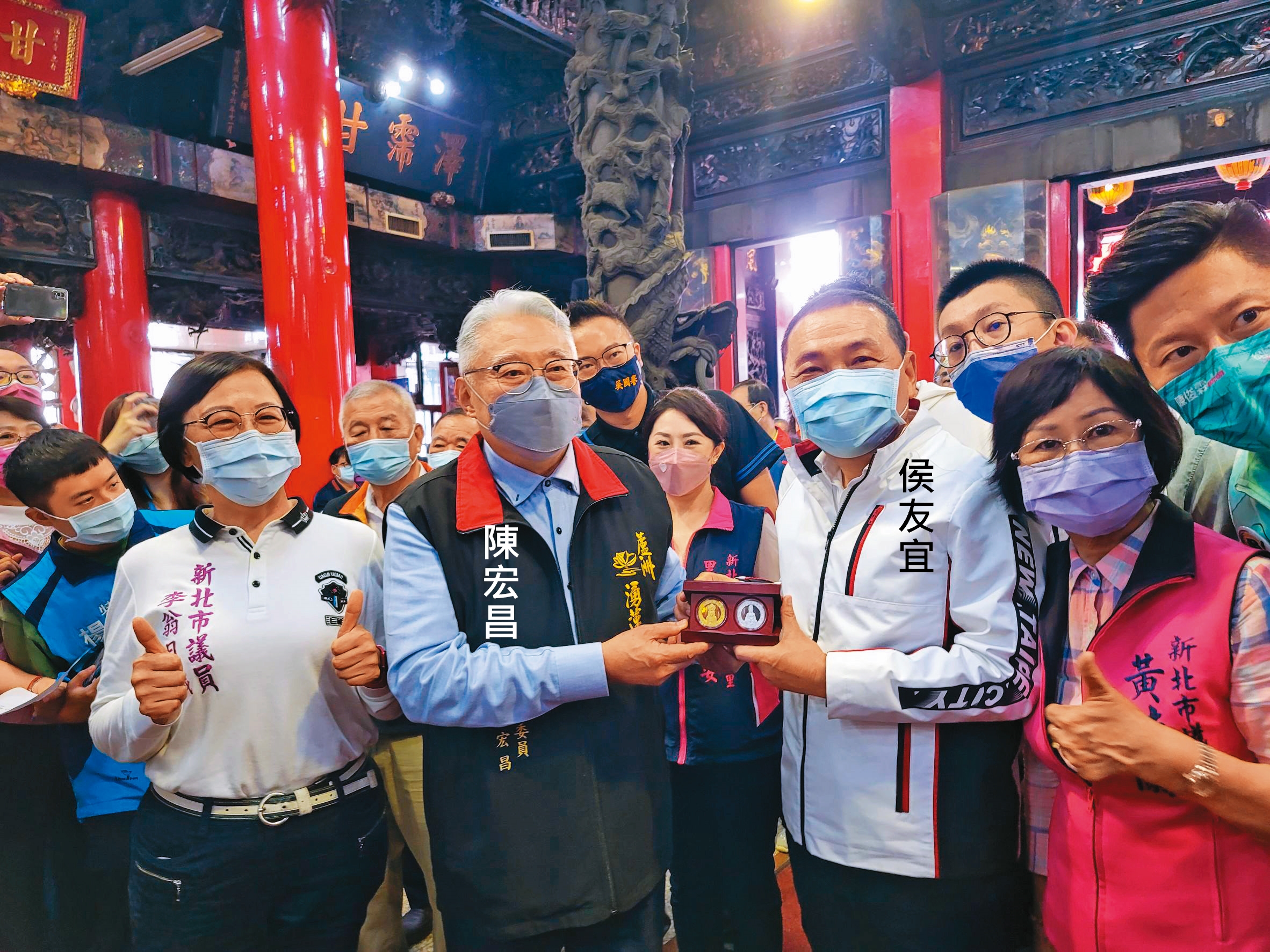 侯友宜12日赴綠營票倉蘆洲湧蓮寺,由主委陳宏昌親自接待,並表態力挺。(民政局提供)