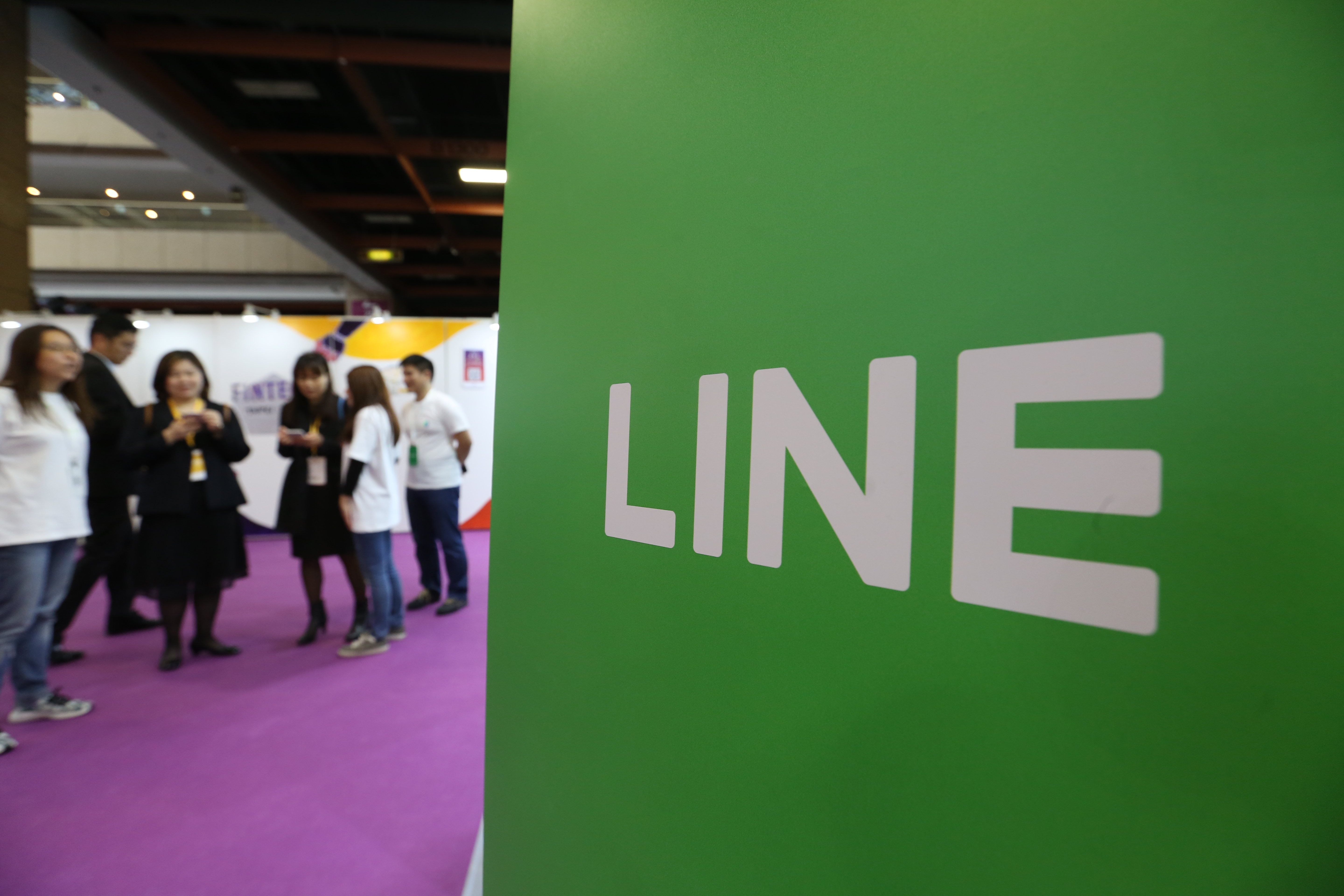 網友分享LINE官方明星貼圖免費下載連結，引起用戶討論。