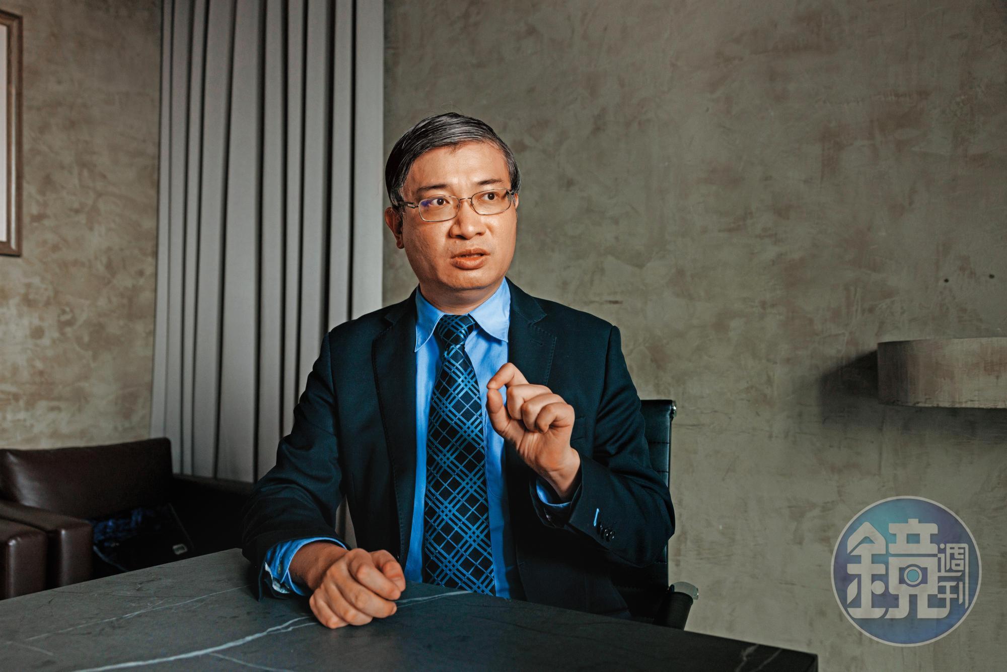 台灣香港協會理事長桑普曾因助移民台灣的港人發聲,在網路上受到攻擊,認為他忽略國安只想為手足大開國門。接受採訪,他一再強調,從未說過「國安」不需考慮。(王漢順攝)
