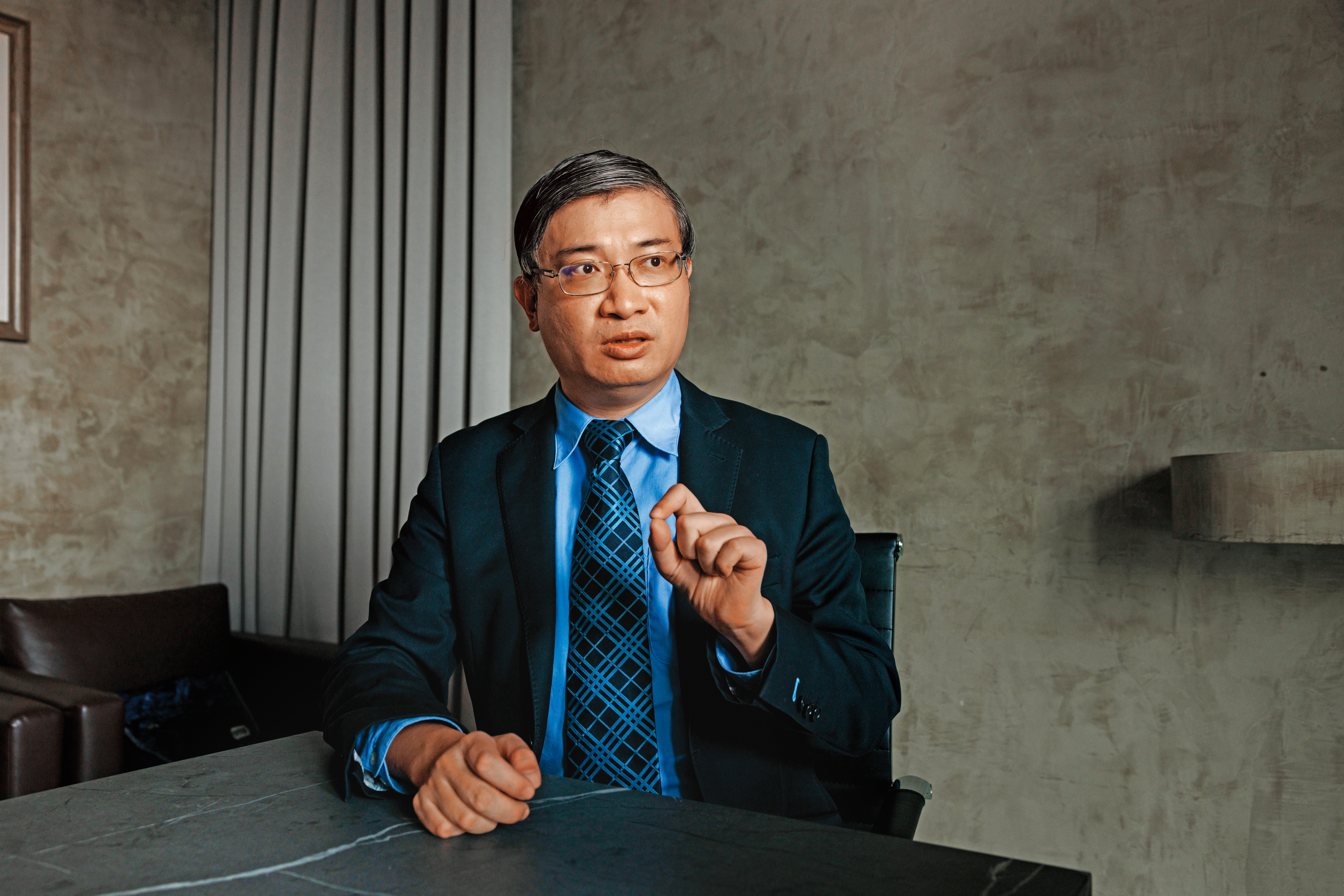 台灣香港協會理事長桑普曾因助移民台灣的港人發聲，在網路上受到攻擊，認為他忽略國安只想為手足大開國門。接受採訪，他一再強調，從未說過「國安」不需考慮。（王漢順攝）