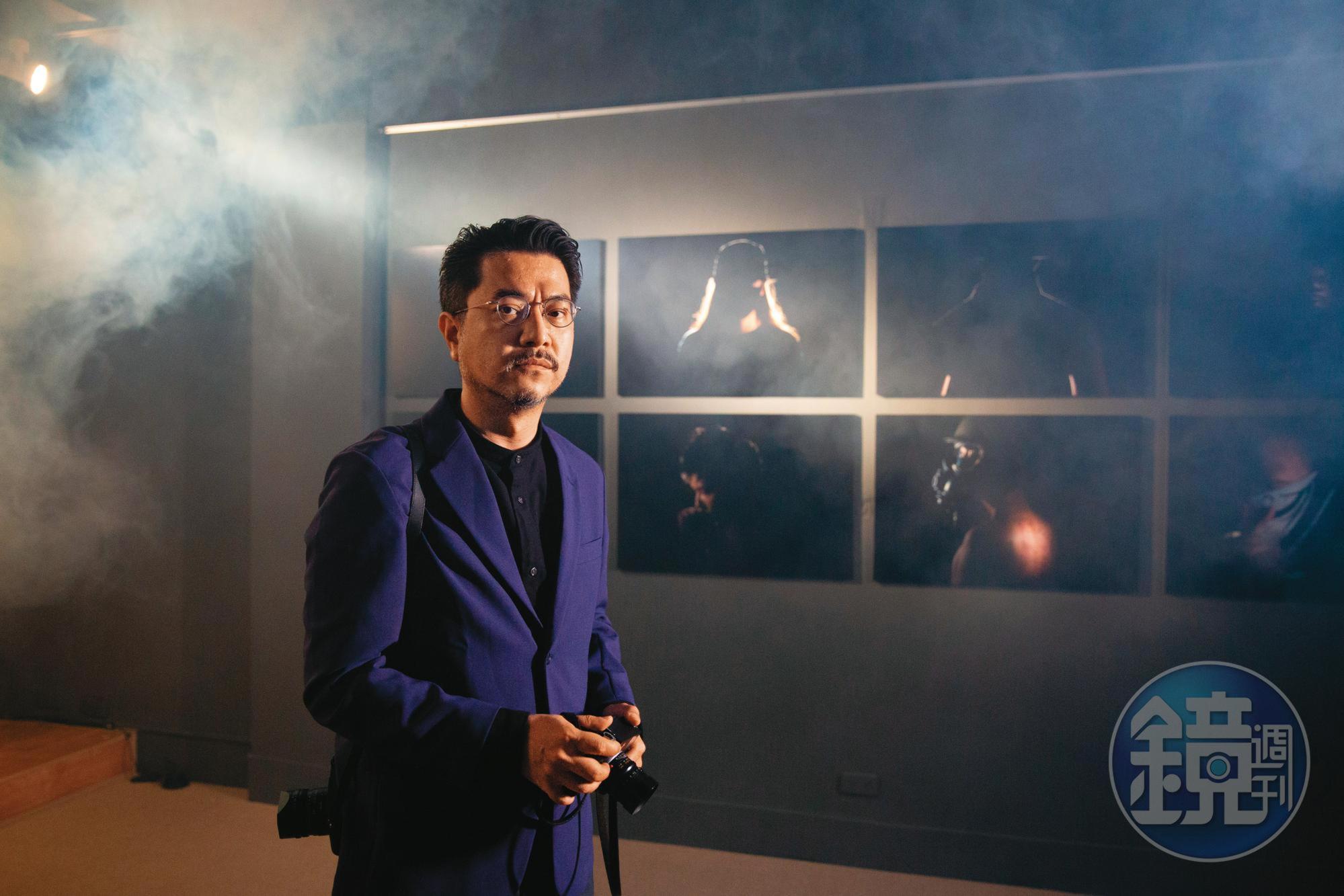 香港攝影師高仲明持就業金卡,在台灣居留,尚未決定申請定居。圖為他在台中司改會舉辦「休止符/REST——高仲明攝影展」,見到展場煙霧,他仍會想逃離現場。(賴一銀攝)
