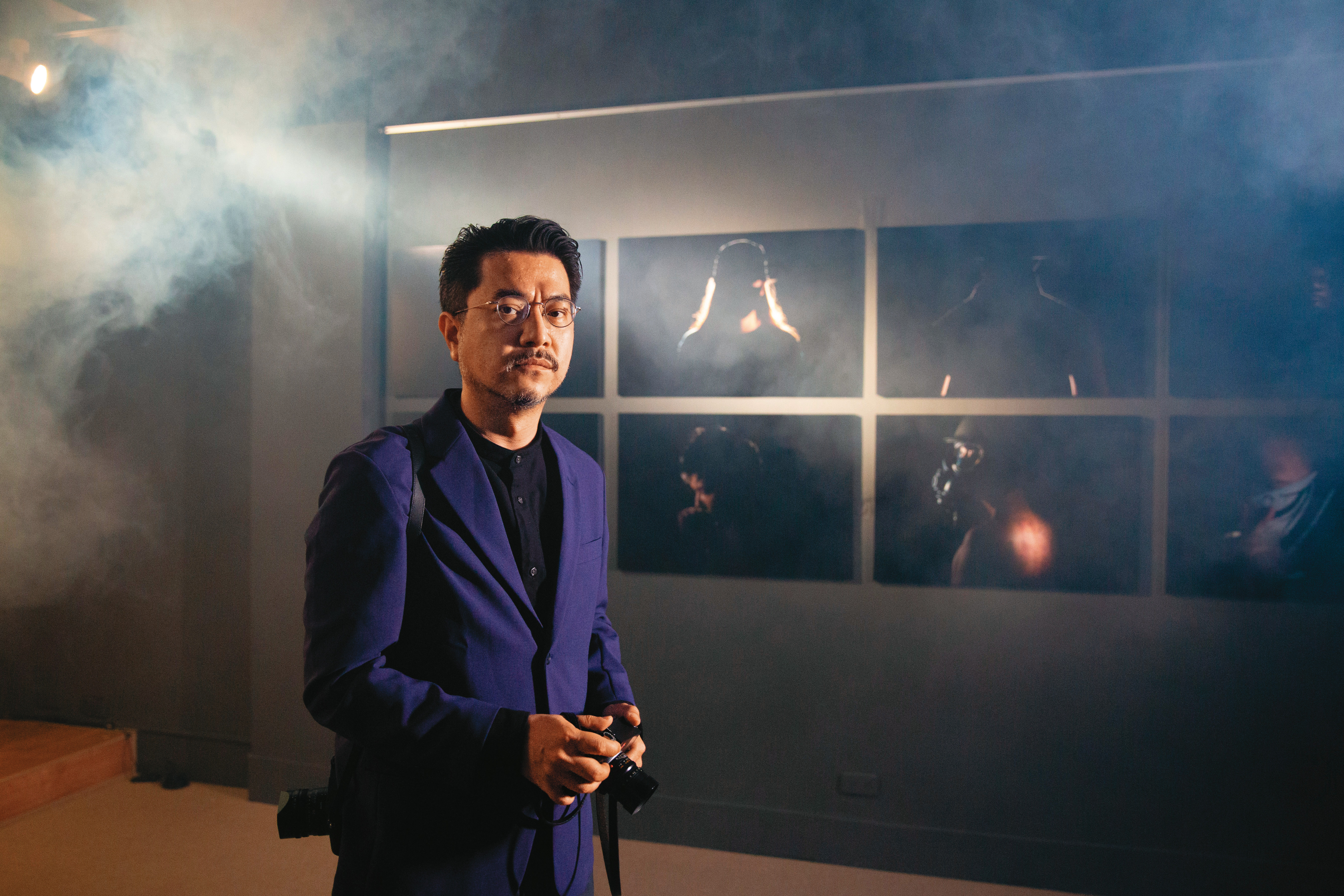 香港攝影師高仲明持就業金卡，在台灣居留，尚未決定申請定居。圖為他在台中司改會舉辦「休止符/REST——高仲明攝影展」，見到展場煙霧，他仍會想逃離現場。（賴一銀攝）