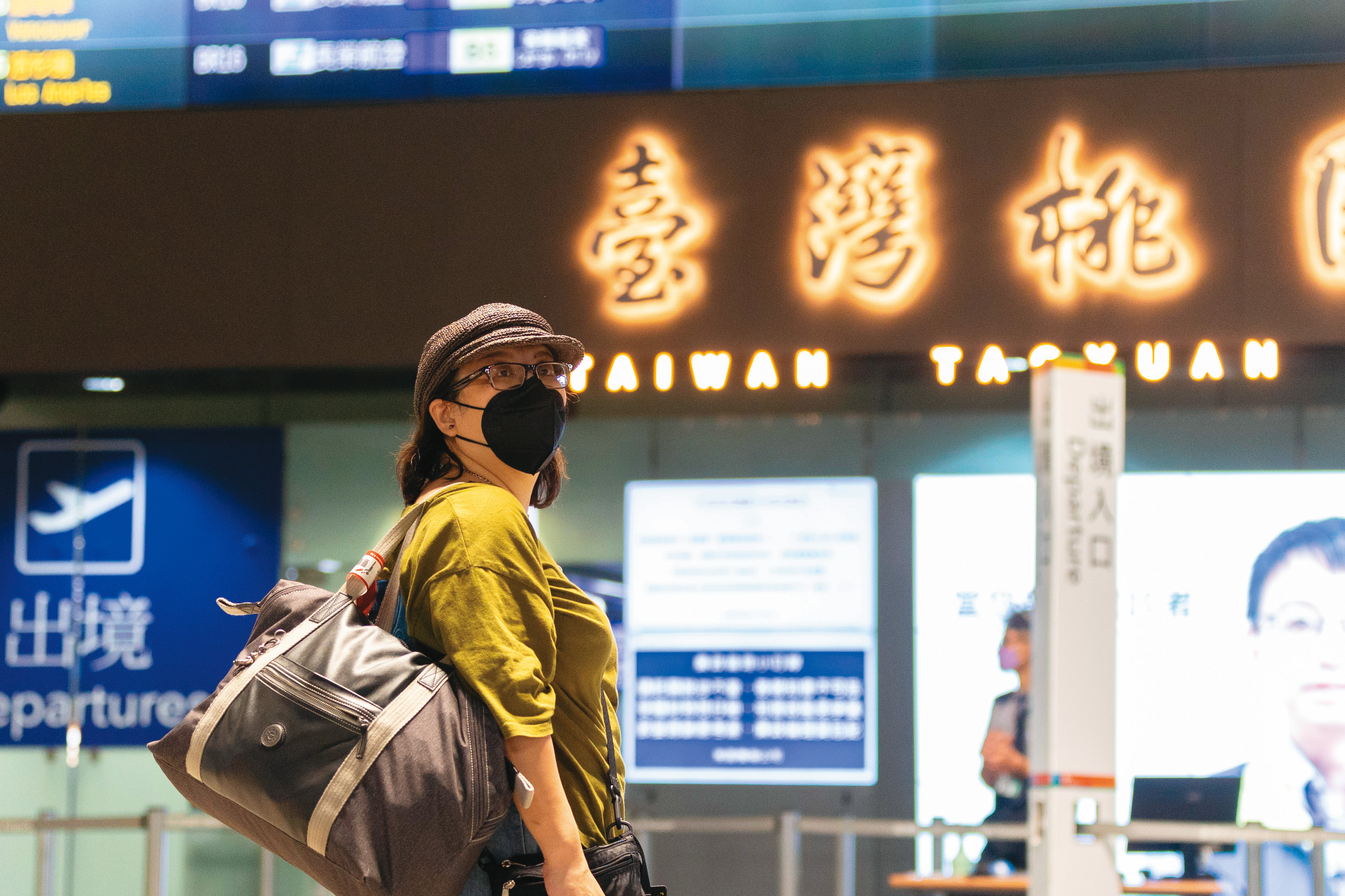 許多港人不想再等，自認投資移民失敗，認賠殺出。圖為Christine在機場出境大廳，轉頭看台灣最後一眼。（賴一銀攝）