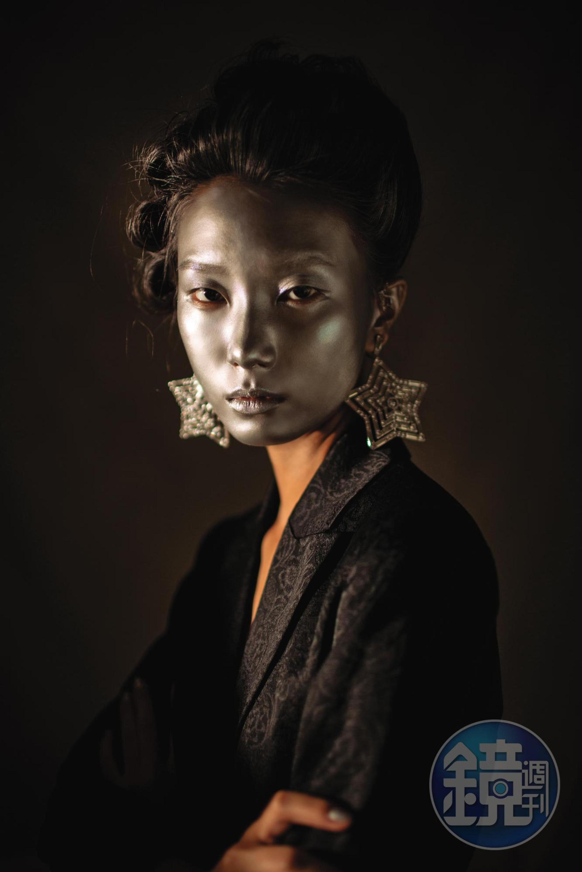 黑色緹花西裝外套 NT$20,900 by PENNYBLACK/星星耳環 NT$18,000 by SWAROVSKI