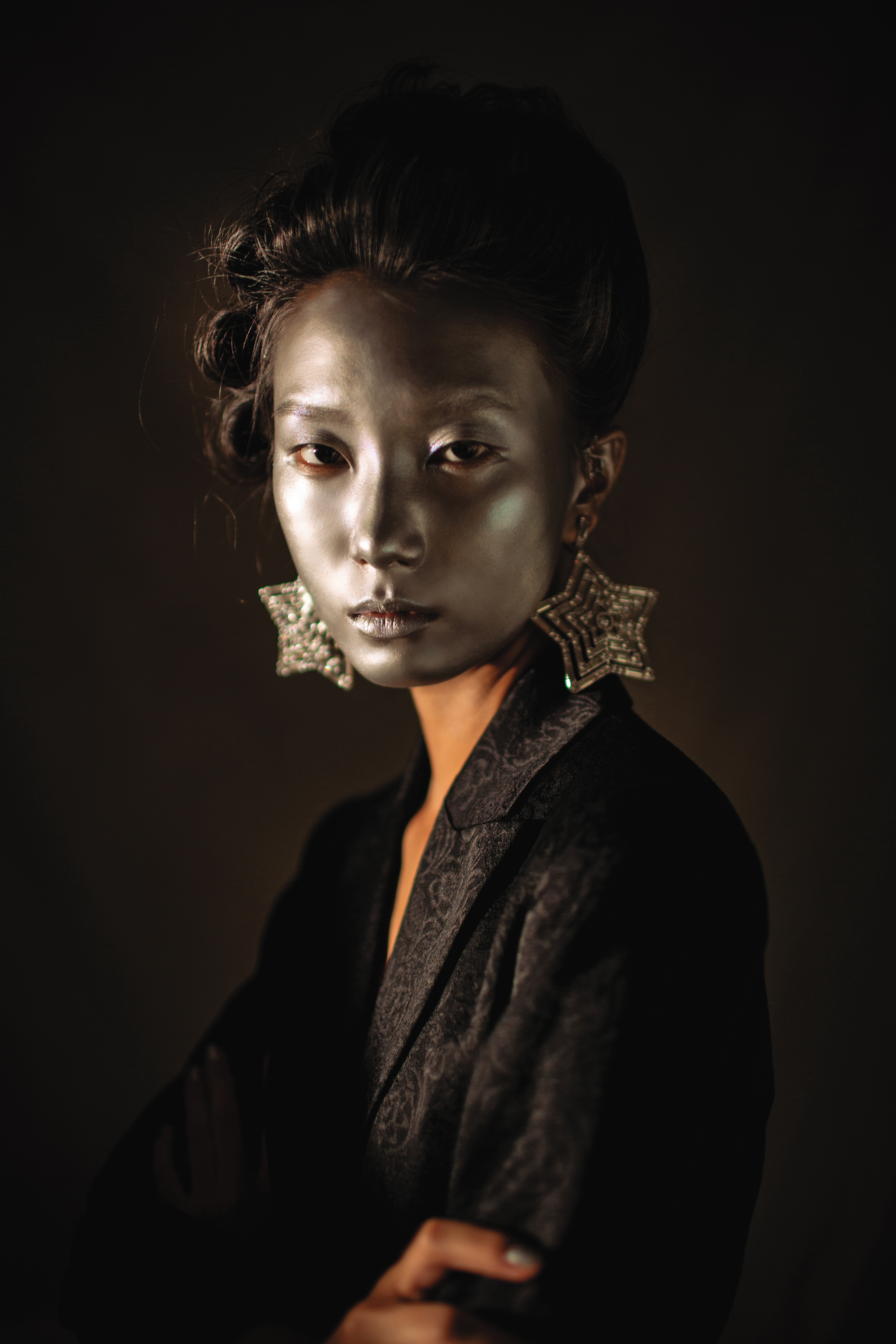 黑色緹花西裝外套 NT$20,900 by PENNYBLACK／星星耳環 NT$18,000 by SWAROVSKI
