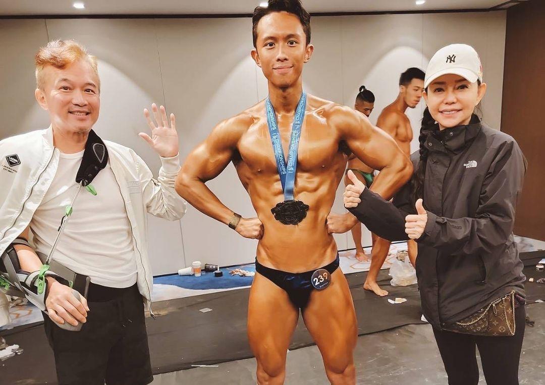 孫安佐參加WNBF青少年健美組70公斤以下勇奪第4名成績，他還曬出與父母的合照。（翻攝自孫安佐IG）