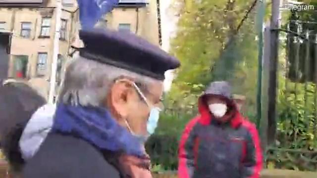 有抗議者表示，這名破壞抗議布條的銀髮男子，就是中國駐曼徹斯特總領事鄭曦原。（翻自Telegram）