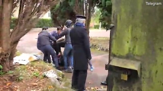 中國駐英外交官太誇張！不滿反共團體抗議，把人直接拖進領事館暴打。（翻自Telegram）