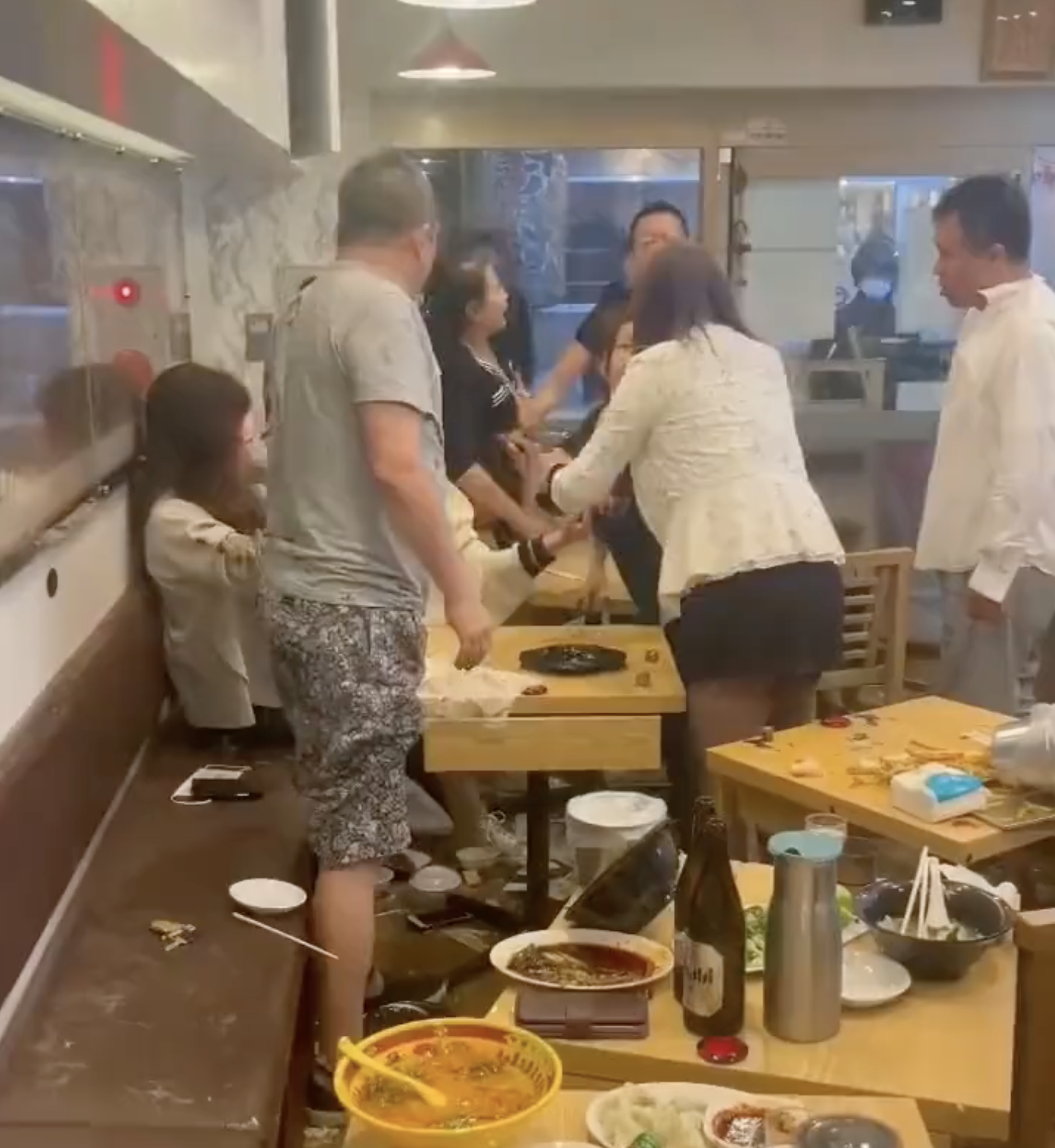 池袋一間餐廳13日才發生中國人衝突事件。（翻攝自推特）