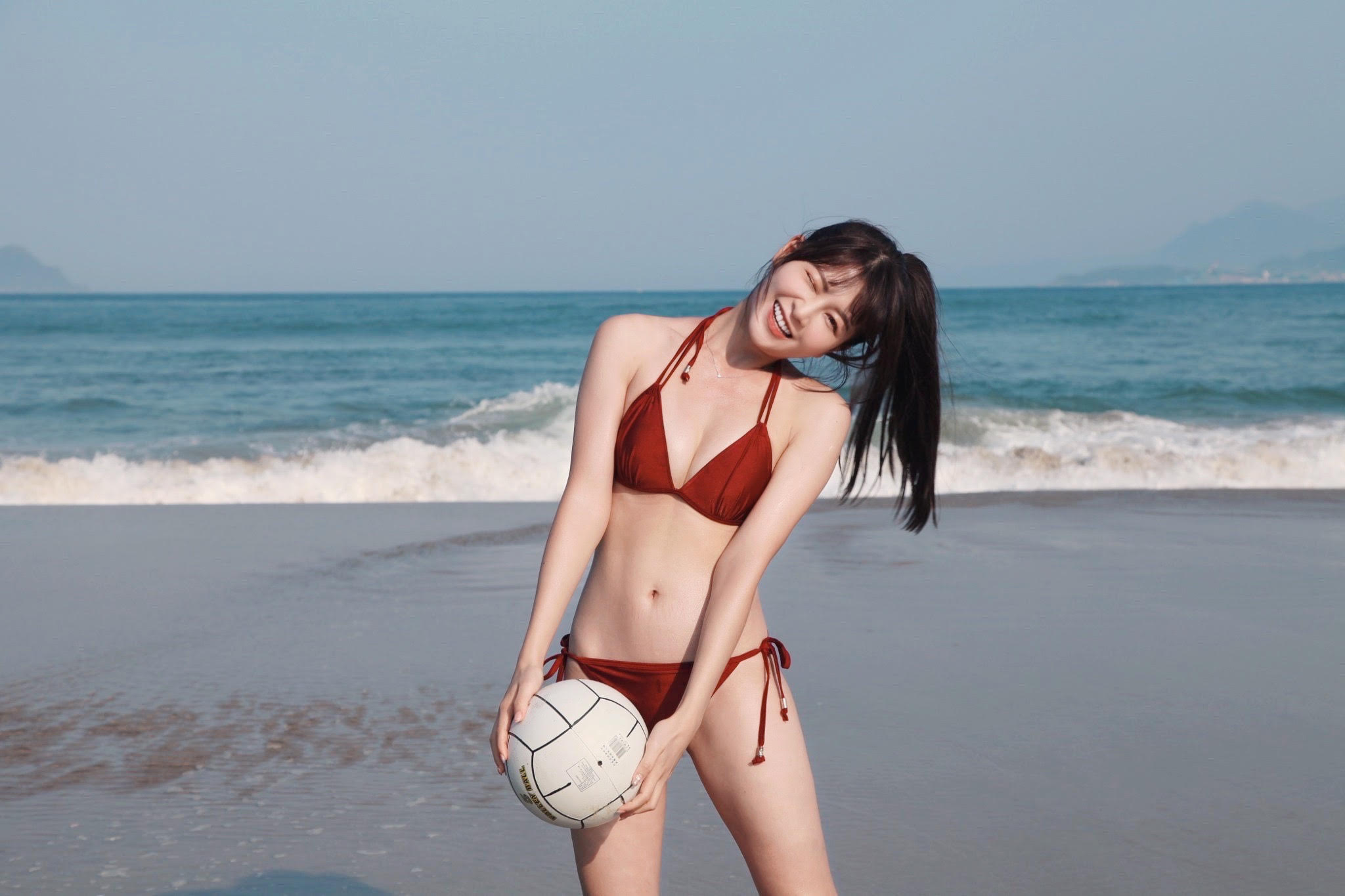 謝京穎被導演臨時要求脫掉罩衫，展現好身材。（民視提供）