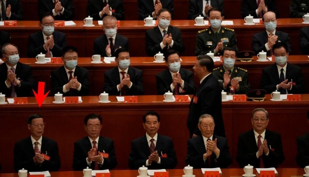 張高麗就坐在最位高權重、唯一獲得免戴口罩特權的「第一排」。（翻自《美國之音》）