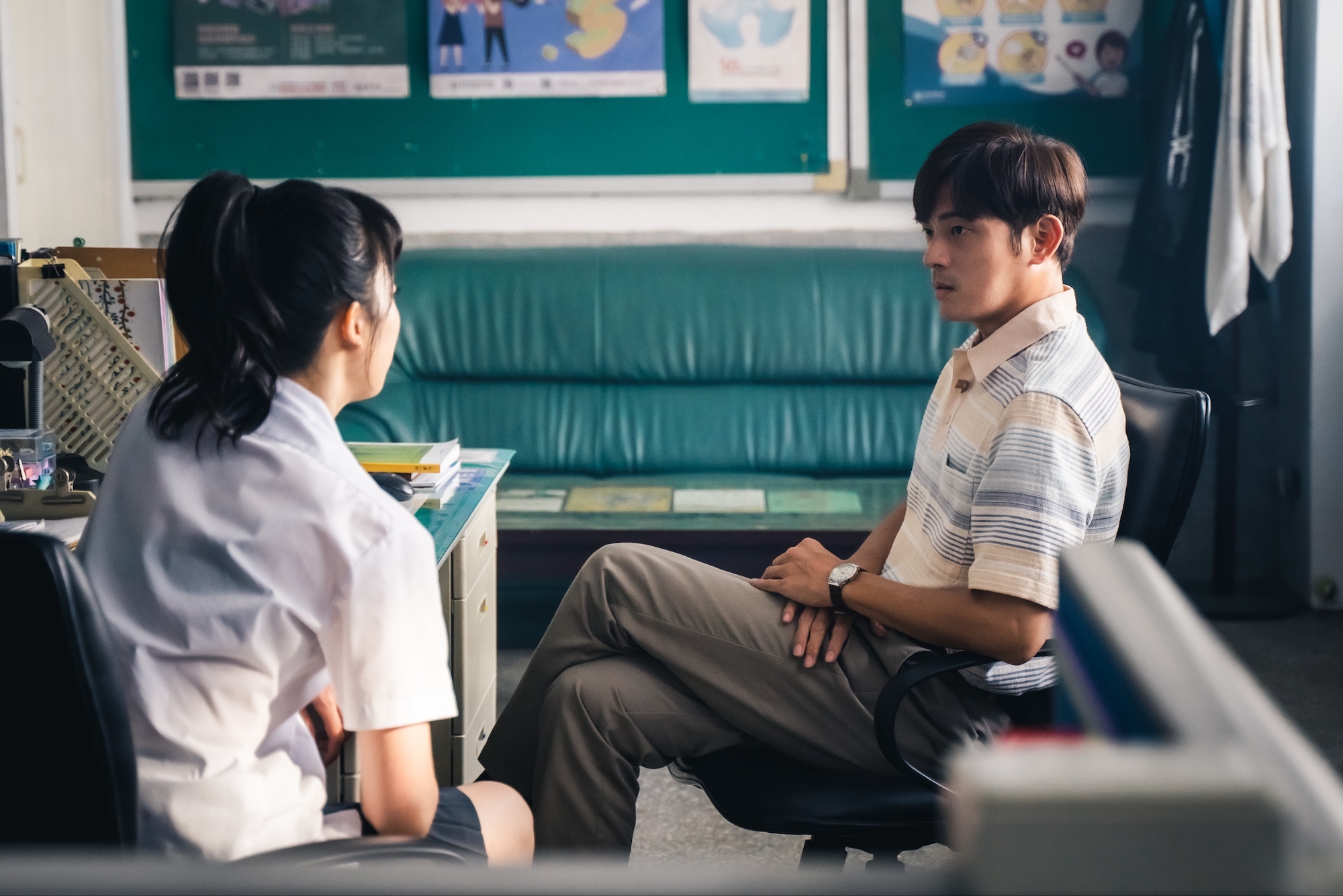 飾演班導的宥勝察覺班上學生王渝萱不對勁，叫她來辦公室面談，怎料被對方的話語撩道起生理反應，連忙夾緊大腿遮掩。（奇葩娛樂）