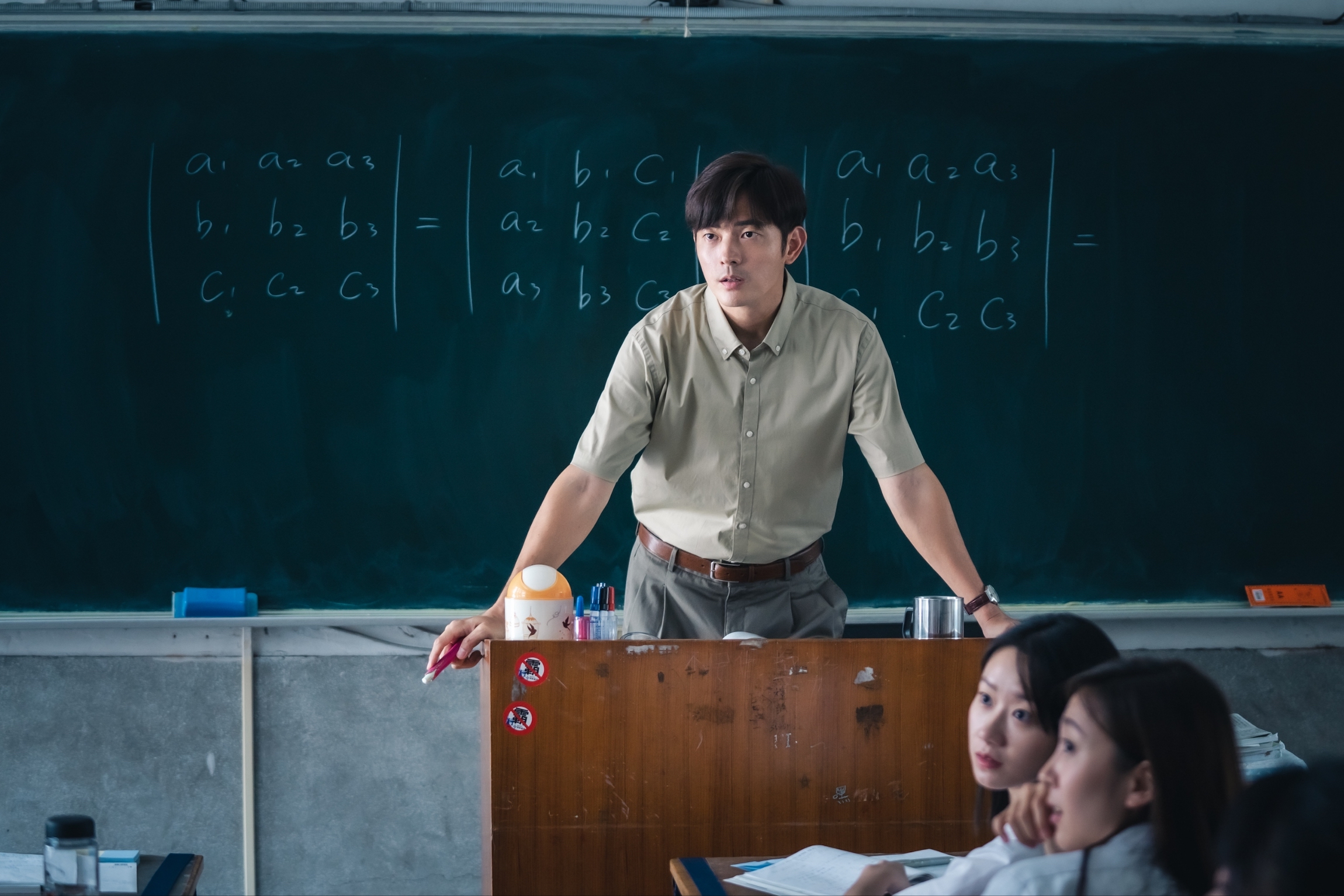 宥勝不怕數學公式難背，反而聲音一直被打槍，導演一直嫌他口氣語調太『性感』，聲音要更沉下去。」（奇葩娛樂）
