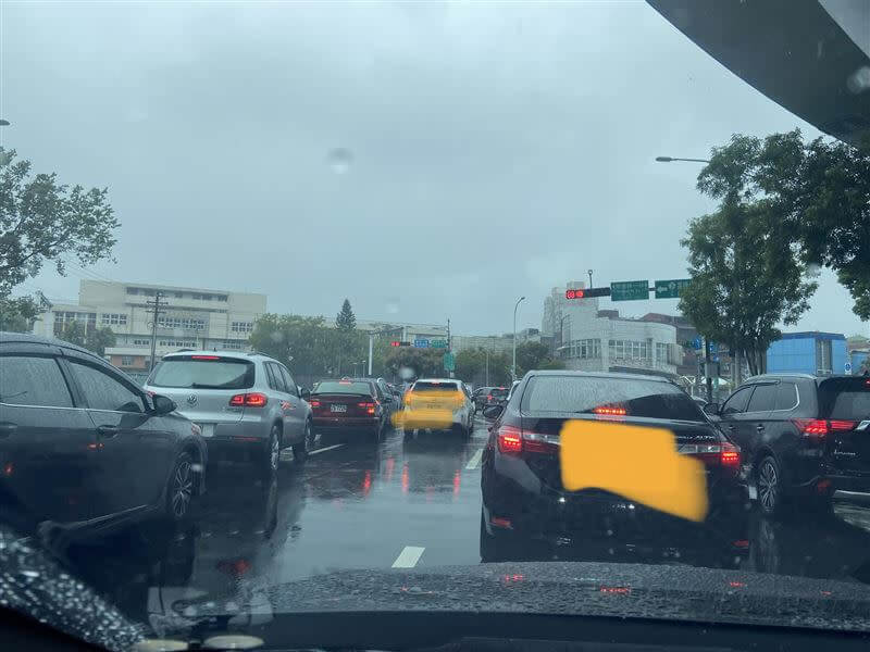 塞在車陣的民眾，忍不住上網發文抱怨。（翻攝自汐止集團臉書）