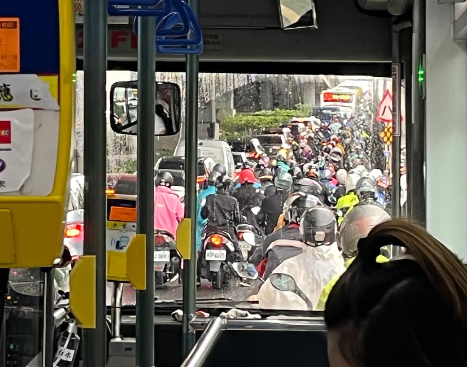 網友上午紛紛貼出塞車情形嚴峻的照片。（翻攝自愛新莊我是新莊人臉書）