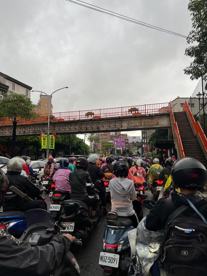 網友上午紛紛貼出塞車情形嚴峻的照片。（翻攝自愛新莊我是新莊人臉書）