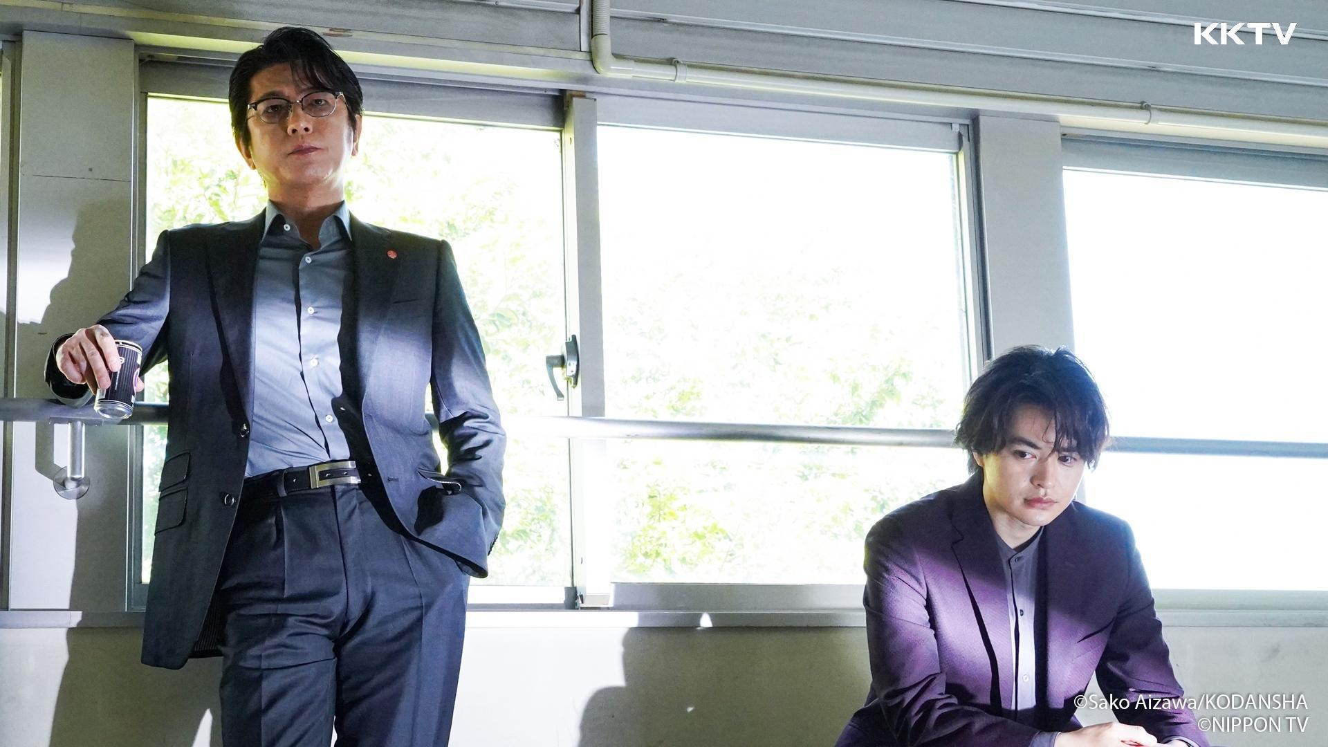 及川光博(左)飾演偵辦事件的刑警,瀨戶康史則是協助靈媒偵探的推理小說家,兩人在開鏡初期都非常害怕與清原對上眼。(KKTV提供)